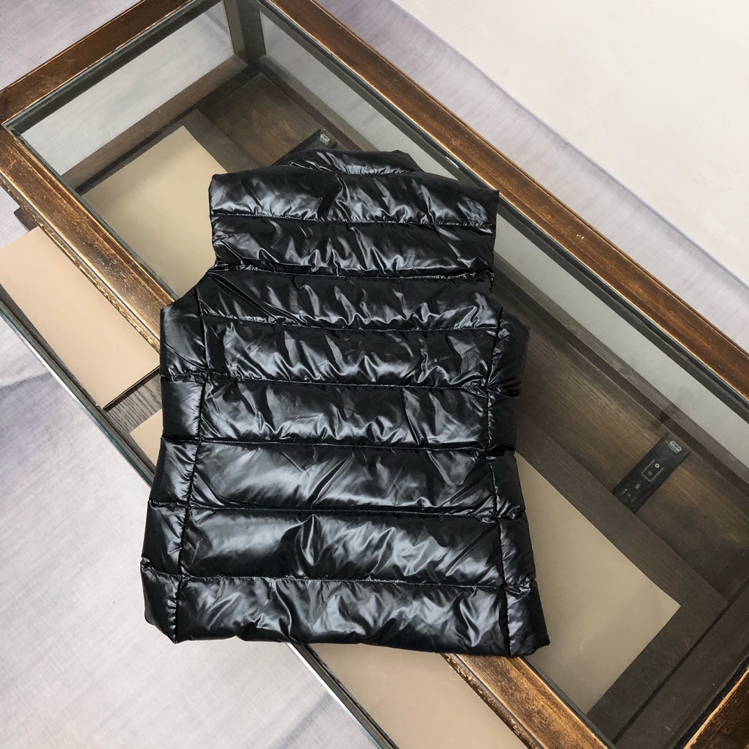 P340, Moncler # 蒙口 冬季女款羽绒服 背心 马甲！ 秋冬高逼格凹造型。修身版本上身非常的好，90%绒填充10%毛片 ，超高保暖度。简约大气，经典胸标logo设计，logo 一针一线都与专柜一致，一眼读懂价位的羽绒王牌 👍
颜色:黑色亮面 哑光黑色  紫色  白色
码数：1-2-3-4-5（S-2XL）（隔天出货）