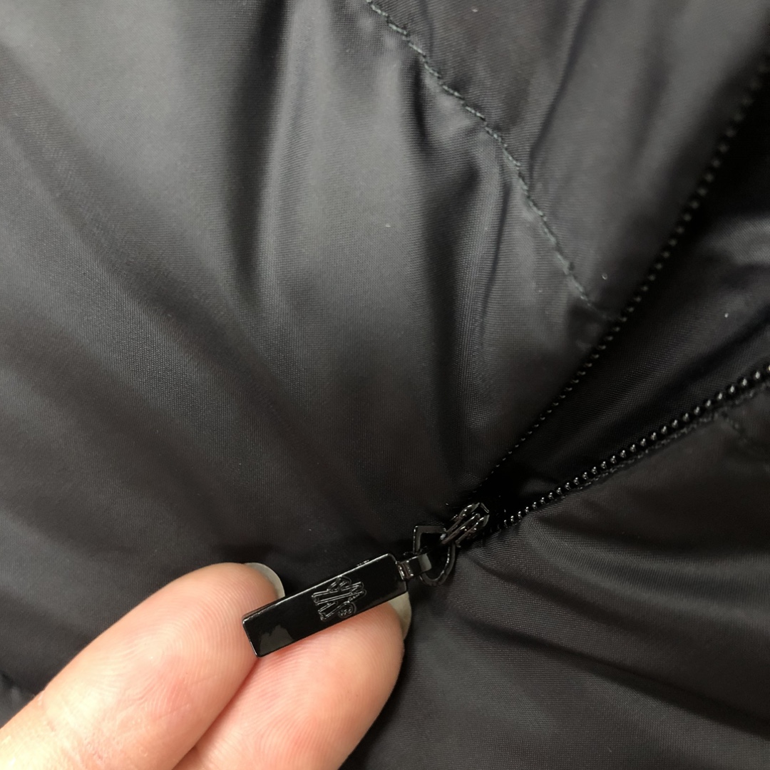 P340, Moncler # 蒙口 冬季女款羽绒服 背心 马甲！ 秋冬高逼格凹造型。修身版本上身非常的好，90%绒填充10%毛片 ，超高保暖度。简约大气，经典胸标logo设计，logo 一针一线都与专柜一致，一眼读懂价位的羽绒王牌 👍
颜色:黑色亮面 哑光黑色  紫色  白色
码数：1-2-3-4-5（S-2XL）（隔天出货）