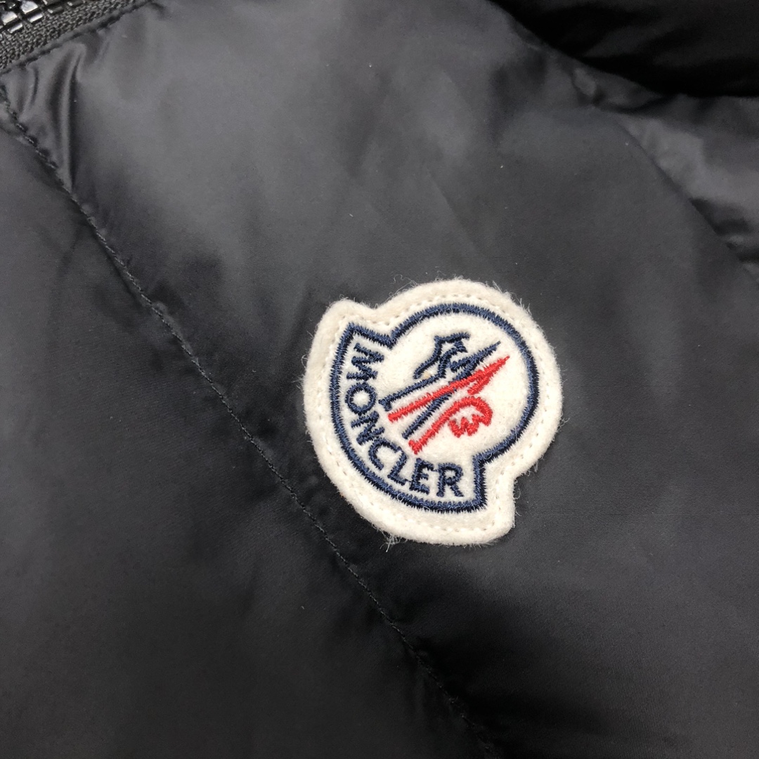 P340, Moncler # 蒙口 冬季女款羽绒服 背心 马甲！ 秋冬高逼格凹造型。修身版本上身非常的好，90%绒填充10%毛片 ，超高保暖度。简约大气，经典胸标logo设计，logo 一针一线都与专柜一致，一眼读懂价位的羽绒王牌 👍
颜色:黑色亮面 哑光黑色  紫色  白色
码数：1-2-3-4-5（S-2XL）（隔天出货）