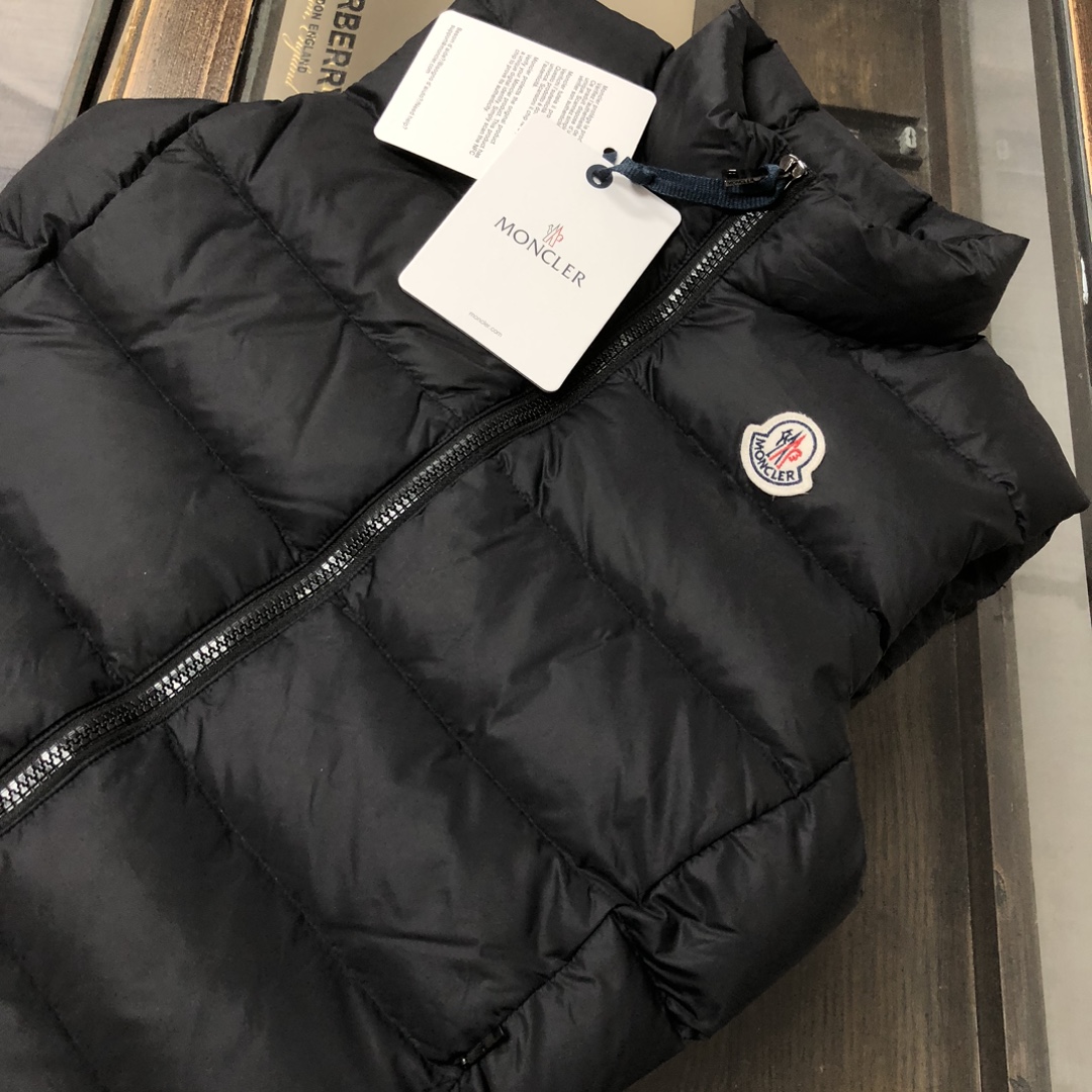 P340, Moncler # 蒙口 冬季女款羽绒服 背心 马甲！ 秋冬高逼格凹造型。修身版本上身非常的好，90%绒填充10%毛片 ，超高保暖度。简约大气，经典胸标logo设计，logo 一针一线都与专柜一致，一眼读懂价位的羽绒王牌 👍
颜色:黑色亮面 哑光黑色  紫色  白色
码数：1-2-3-4-5（S-2XL）（隔天出货）