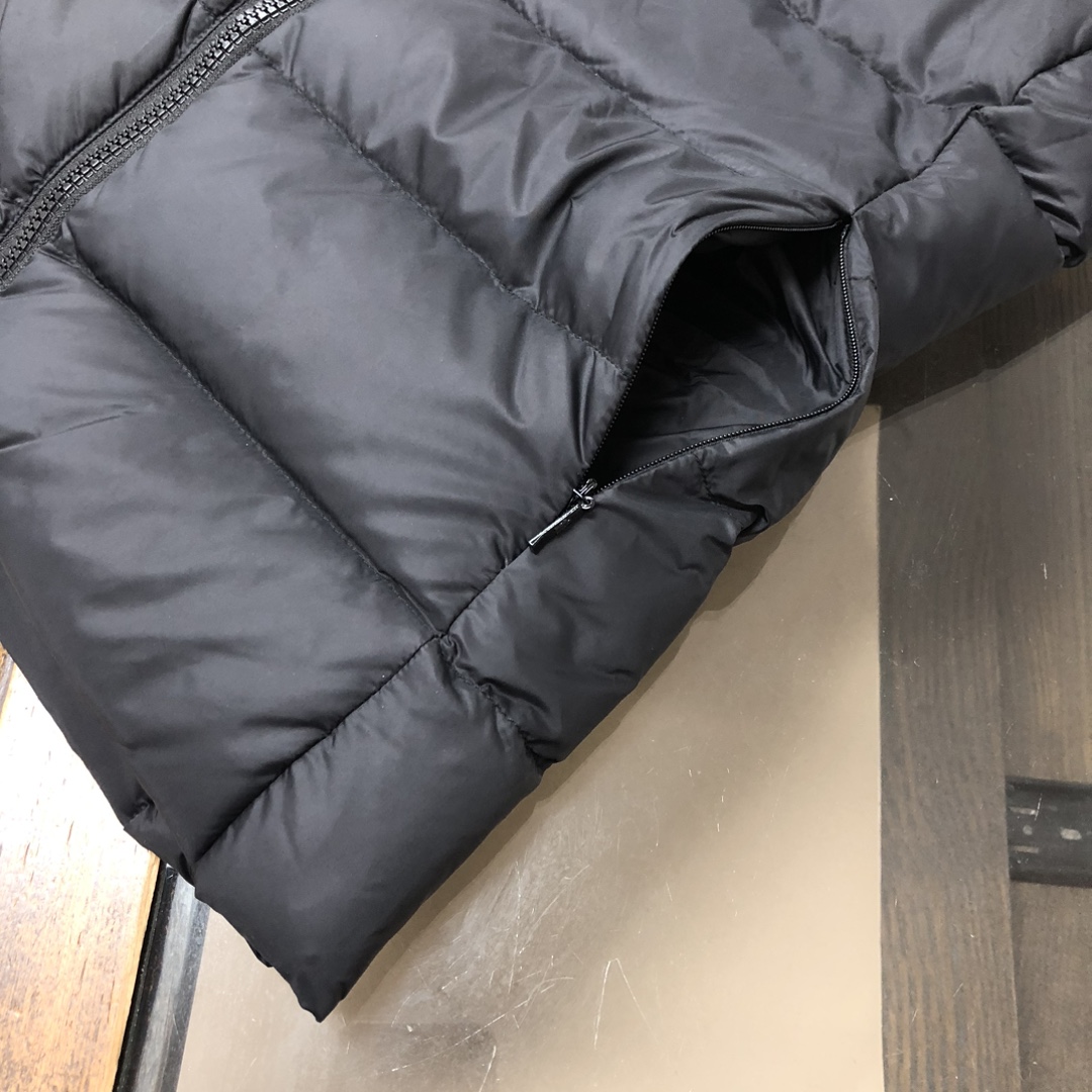P340, Moncler # 蒙口 冬季女款羽绒服 背心 马甲！ 秋冬高逼格凹造型。修身版本上身非常的好，90%绒填充10%毛片 ，超高保暖度。简约大气，经典胸标logo设计，logo 一针一线都与专柜一致，一眼读懂价位的羽绒王牌 👍
颜色:黑色亮面 哑光黑色  紫色  白色
码数：1-2-3-4-5（S-2XL）（隔天出货）