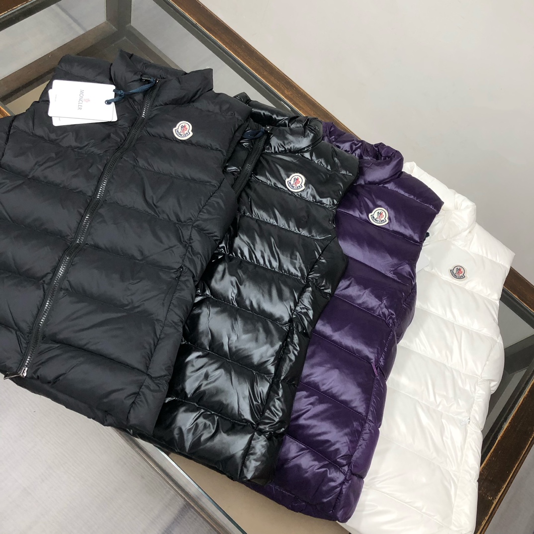P340, Moncler # 蒙口 冬季女款羽绒服 背心 马甲！ 秋冬高逼格凹造型。修身版本上身非常的好，90%绒填充10%毛片 ，超高保暖度。简约大气，经典胸标logo设计，logo 一针一线都与专柜一致，一眼读懂价位的羽绒王牌 👍
颜色:黑色亮面 哑光黑色  紫色  白色
码数：1-2-3-4-5（S-2XL）（隔天出货）