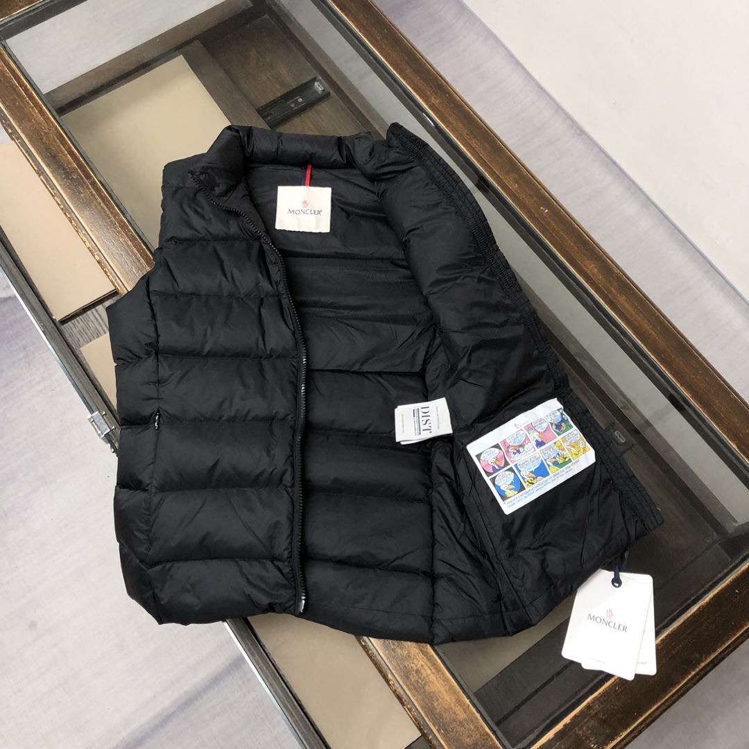 P340, Moncler # 蒙口 冬季女款羽绒服 背心 马甲！ 秋冬高逼格凹造型。修身版本上身非常的好，90%绒填充10%毛片 ，超高保暖度。简约大气，经典胸标logo设计，logo 一针一线都与专柜一致，一眼读懂价位的羽绒王牌 👍
颜色:黑色亮面 哑光黑色  紫色  白色
码数：1-2-3-4-5（S-2XL）（隔天出货）