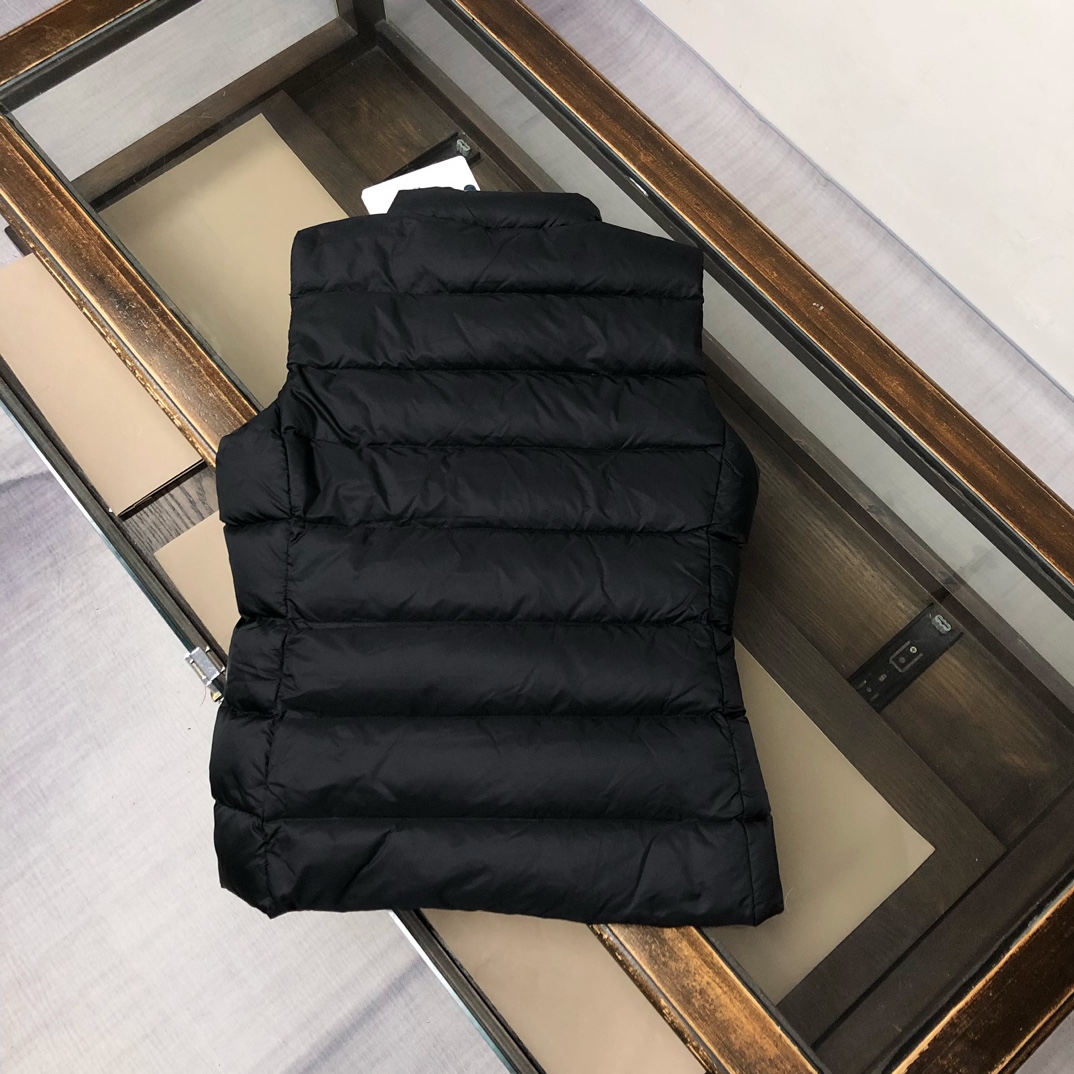 P340, Moncler # 蒙口 冬季女款羽绒服 背心 马甲！ 秋冬高逼格凹造型。修身版本上身非常的好，90%绒填充10%毛片 ，超高保暖度。简约大气，经典胸标logo设计，logo 一针一线都与专柜一致，一眼读懂价位的羽绒王牌 👍
颜色:黑色亮面 哑光黑色  紫色  白色
码数：1-2-3-4-5（S-2XL）（隔天出货）