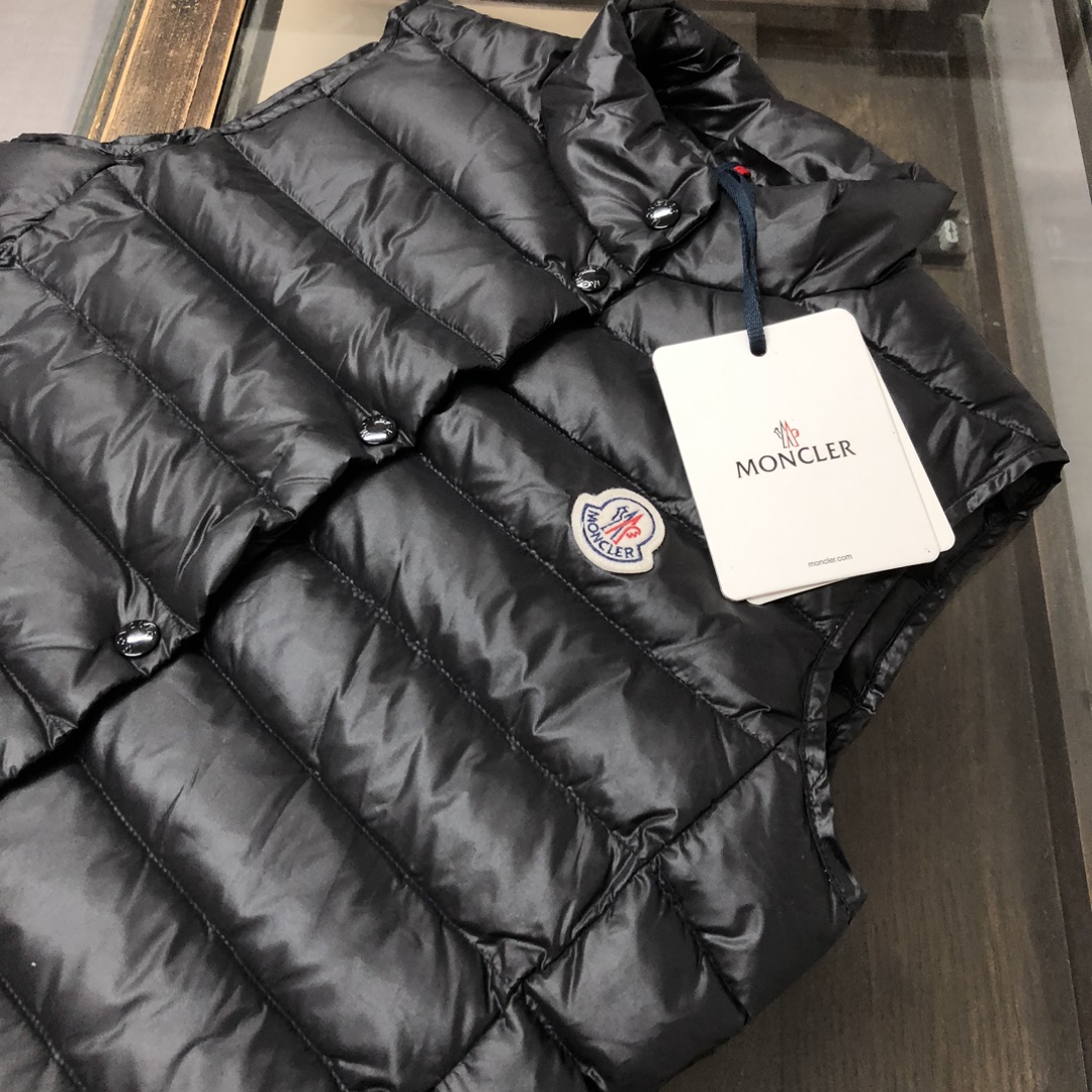 P350, ——————女款😍
Moncler # 蒙口 冬季女款羽绒服 背心 马甲！官网同步上新有售！ 秋冬高逼格凹造型。修身版本上身非常的好，90%绒填充10%毛片 ，超高保暖度。简约大气，经典胸标logo设计，logo 一针一线都与专柜一致，一眼读懂价位的羽绒王牌 👍
颜色:黑色 粉色 杏色
码数：1-2-3-4-5（S～2XL）