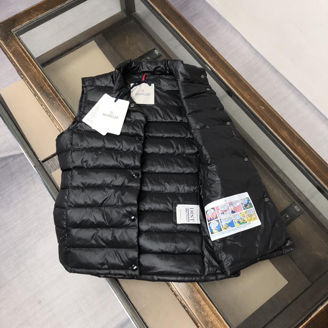 P350, ——————女款😍
Moncler # 蒙口 冬季女款羽绒服 背心 马甲！官网同步上新有售！ 秋冬高逼格凹造型。修身版本上身非常的好，90%绒填充10%毛片 ，超高保暖度。简约大气，经典胸标logo设计，logo 一针一线都与专柜一致，一眼读懂价位的羽绒王牌 👍
颜色:黑色 粉色 杏色
码数：1-2-3-4-5（S～2XL）