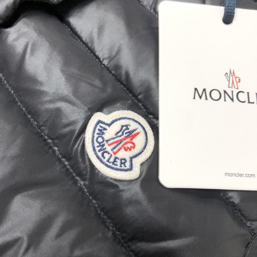 P350, ——————女款😍
Moncler # 蒙口 冬季女款羽绒服 背心 马甲！官网同步上新有售！ 秋冬高逼格凹造型。修身版本上身非常的好，90%绒填充10%毛片 ，超高保暖度。简约大气，经典胸标logo设计，logo 一针一线都与专柜一致，一眼读懂价位的羽绒王牌 👍
颜色:黑色 粉色 杏色
码数：1-2-3-4-5（S～2XL）