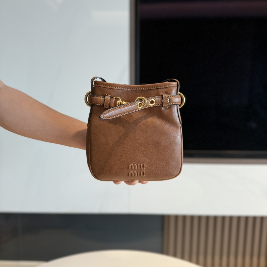 P560 miu nuevo bolso cubo de piel de cordero ~ pequeño realmente adecuado para el verano, correa ajustable de longitud,…