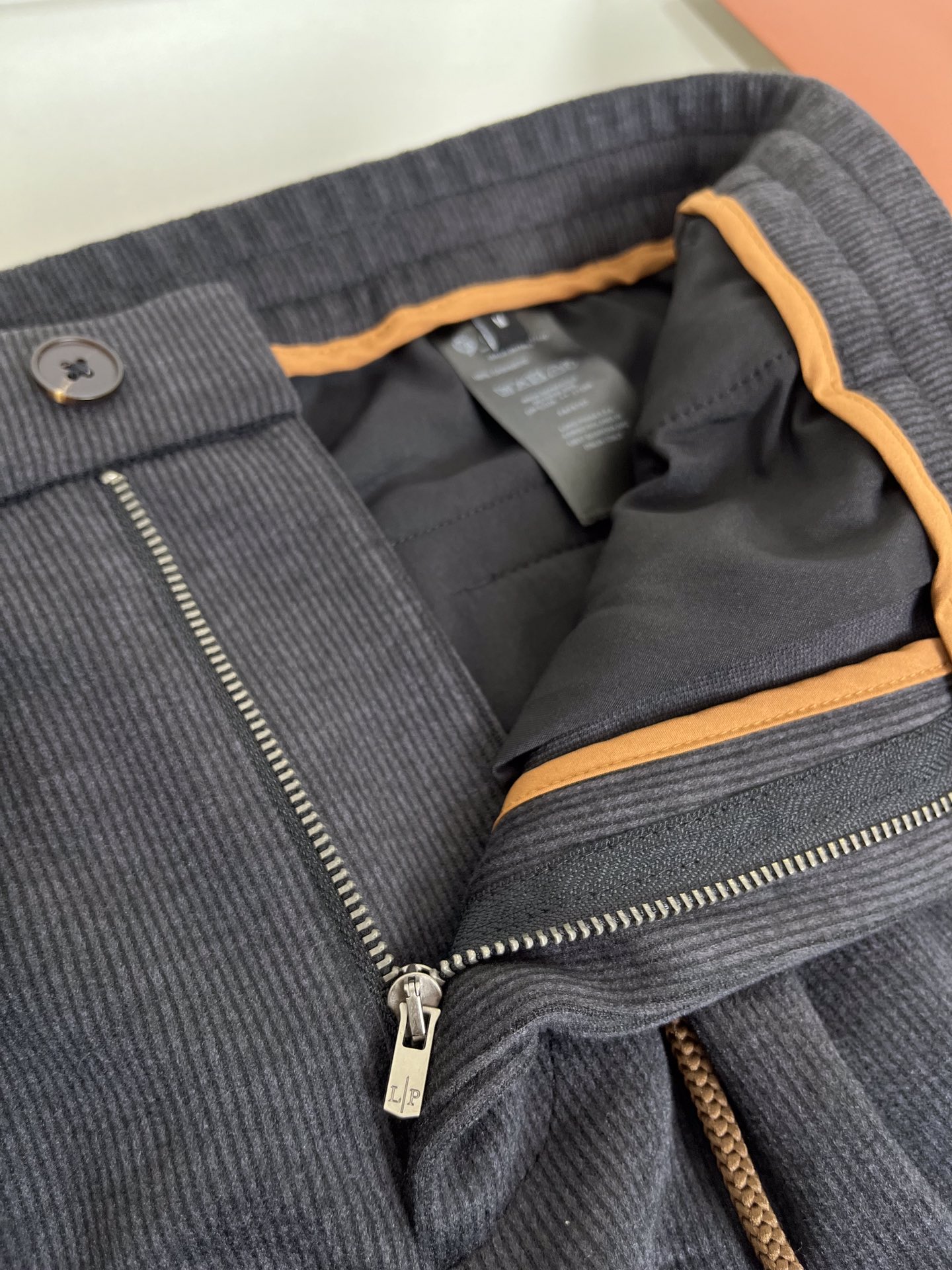 “High-Quality Two-Sided Woven-Lined Bags with Stylish Details for a Cosmopolitan Look” - 图片 4