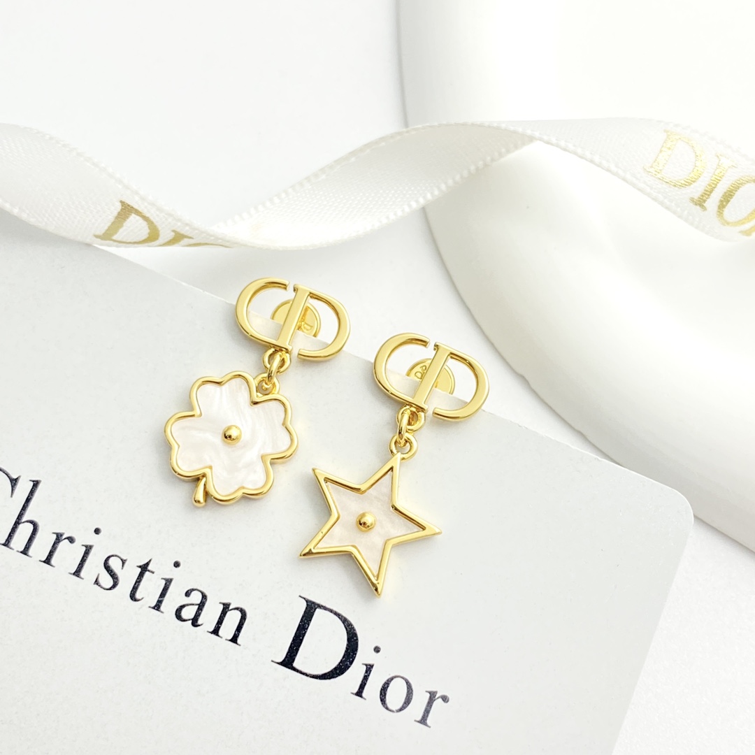 Código E3171 0247825 🛍DIOR pendientes de moda, nuevo lanzamiento 🆕🆕🆕 😎 Pendientes DIOR asimétricos de nácar blanco…