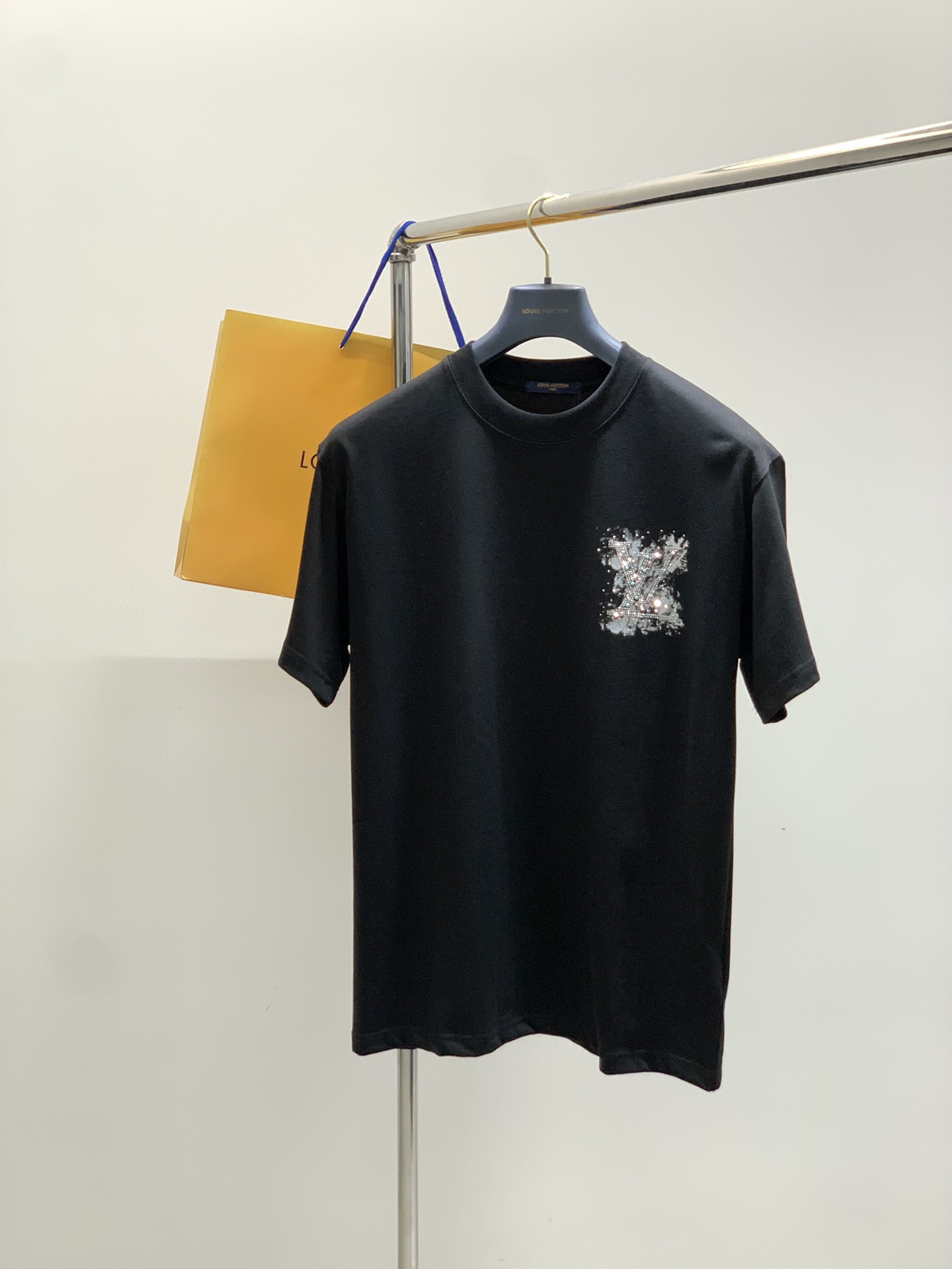 NO:497282,,LouisVuitton, the latest summer model, available at the counter at the same time, original singles, fashionable and casual round neck short-sleeved T-shirt, very distinctive on the upper body!  Eye-catching and highlighted, imported original fabric, top-level diamond-patterned letter pattern decorative logo, simple but not lacking in fashion, classic and atmospheric, comfortable and breathable, handsome and stylish on the upper body, 2 colors recommended, code number S-XXL,, louis vuitton, louis vuitton, T-shirt,tees, t-shirt,alexander wang19860909,LouisVuitton 路易威登,夏季最新款,专柜同步有售,原单狠货,时尚休闲圆领短袖T恤,上身很有特点！吸睛而有亮点,进口原版面料,顶级贴钻工艺字母图案装饰Logo,简单而不失时尚,经典大气,舒适透气,上身帅气有型,2色推荐,码数S-XXL,,louis vuitton,louis vuitton,T-shirt,tees，t-shirt,alexander wang,Men's clothing