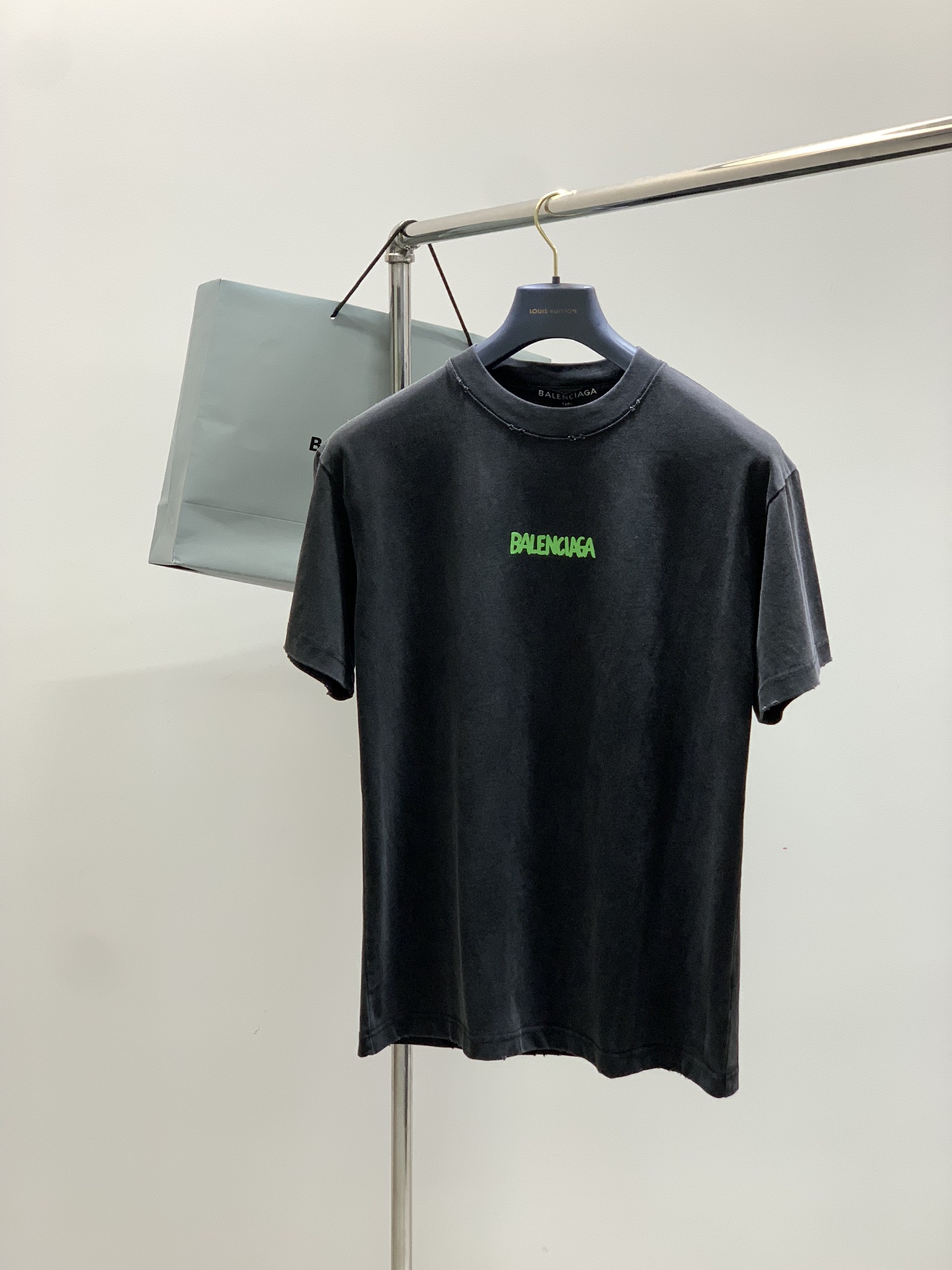 NO:497378,,Balenciaga Balenciaga, the latest summer model, the counter is available at the same time, original singles, hot fashion casual round neck short-sleeved T-shirt, imported original fabric, unique design, top-grade printing craft letter pattern decoration logo, simple and fashionable, handsome upper body, complete three standards, 3 colors recommended, S-XXL,,balenciaga,balenciaga,T-shirt,tees,t-shirt,alexander wang19860909,Balenciaga 巴黎世家,夏季最新款,专柜同步有售,原单狠货,爆款时尚休闲圆领短袖T恤,进口原版面料,独特设计,顶级印花工艺字母图案装饰logo,简约时尚 ,上身帅气,三标齐全,3色推荐,码数S-XXL,,balenciaga,balenciaga,T-shirt,tees，t-shirt,alexander wang,Men's clothing