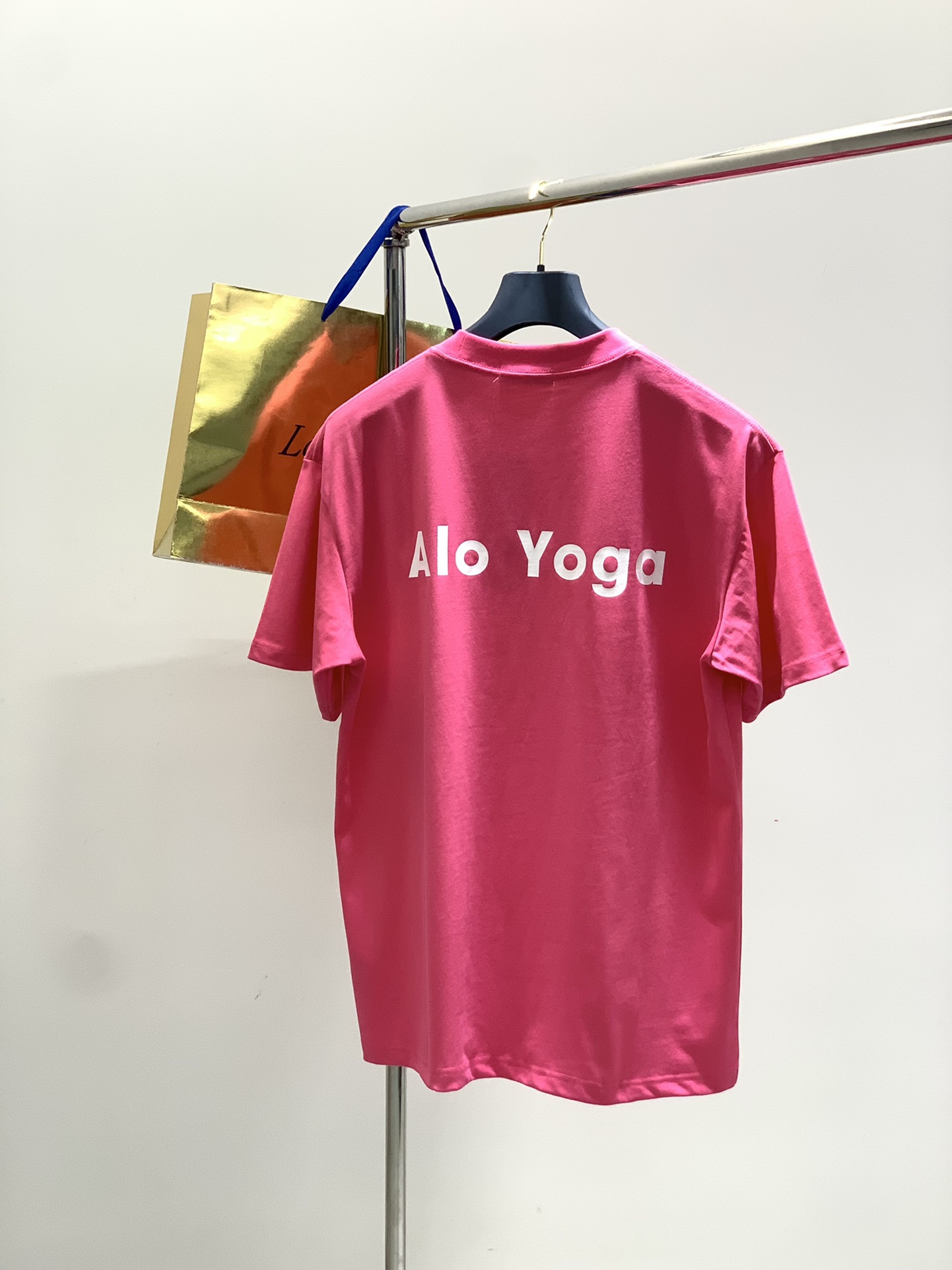 NO:497276,,alo Alo, the latest summer model, available at the counter at the same time, original single ruthless product, fashionable and casual round neck short-sleeved T-shirt, very distinctive on the upper body!  Eye-catching and highlighted, imported original fabric, top-level printing craft letter pattern decorative logo, simple but not lacking in fashion, classic and atmospheric, comfortable and breathable, handsome and stylish on the upper body, 5 colors recommended, S-XL, T-shirt,tees, t-shirt, alexander wang19860909,alo 阿洛,夏季最新款,专柜同步有售,原单狠货,时尚休闲圆领短袖T恤,上身很有特点！吸睛而有亮点,进口原版面料,顶级印花工艺字母图案装饰Logo,简单而不失时尚,经典大气,舒适透气,上身帅气有型,5色推荐,码数S-XL,,T-shirt,tees，t-shirt,alexander wang,Men's clothing