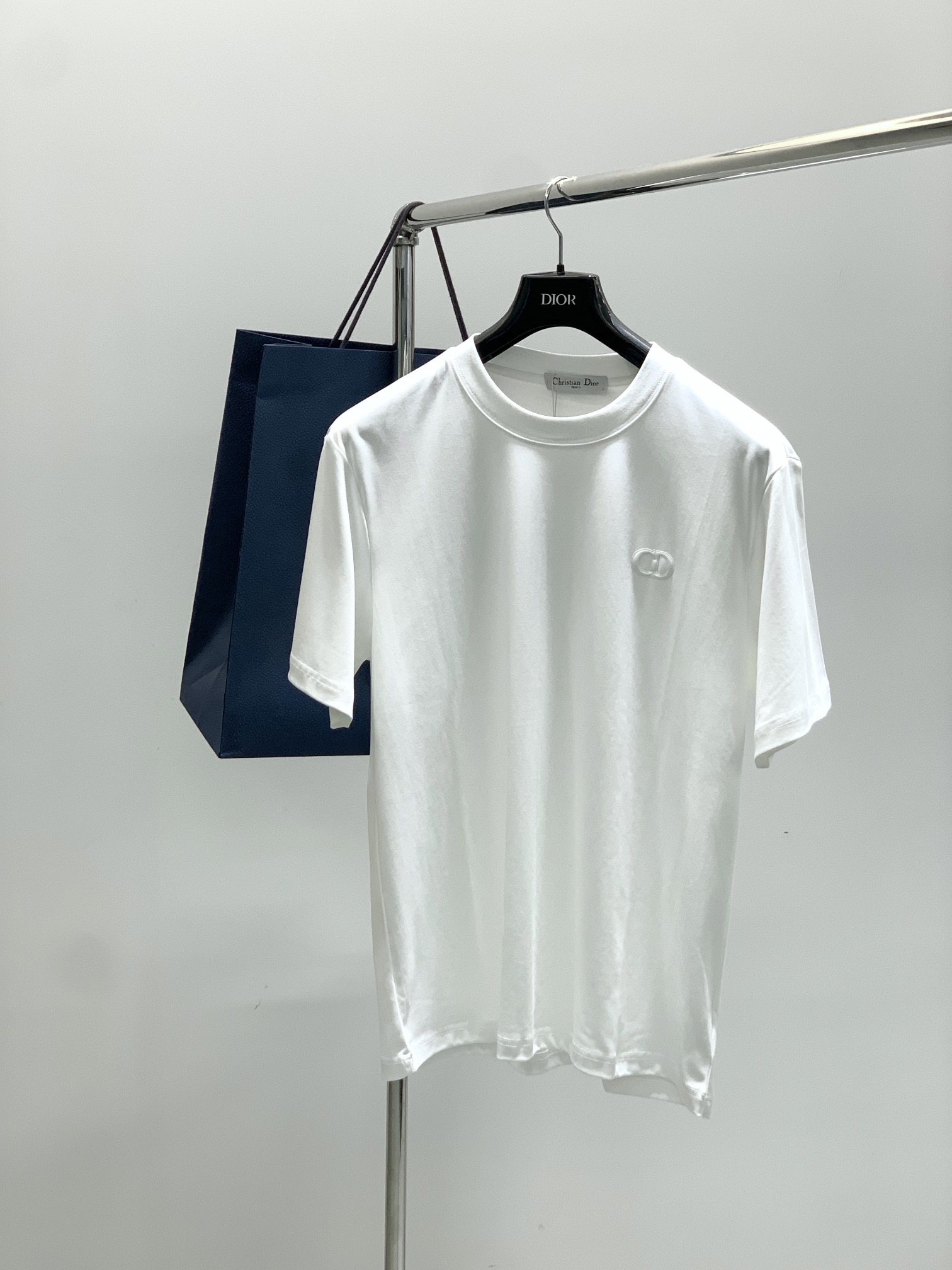 NO:497393,,Dior Dior, new summer products, available at the same time for counters, simple and fashionable casual round neck short-sleeved T-shirt, original imported fabric, comfortable and breathable, top-grade printing craft letter pattern logo, extremely high-end, unique design, fashionable and handsome on the upper body!  2 colors recommended, code number M-3XL, dior, dior, T-shirt, tees, t-shirt, alexander wang19860909,Dior 迪奥, 夏季新品,专柜同步有售,简约时尚休闲圆领短袖T恤,原版进口面料,舒适透气,顶级印花工艺字母图案logo,档次极高,独特设计,上身时尚帅气！2色推荐,码数M-3XL,,dior,dior,T-shirt,tees，t-shirt,alexander wang,Men's clothing