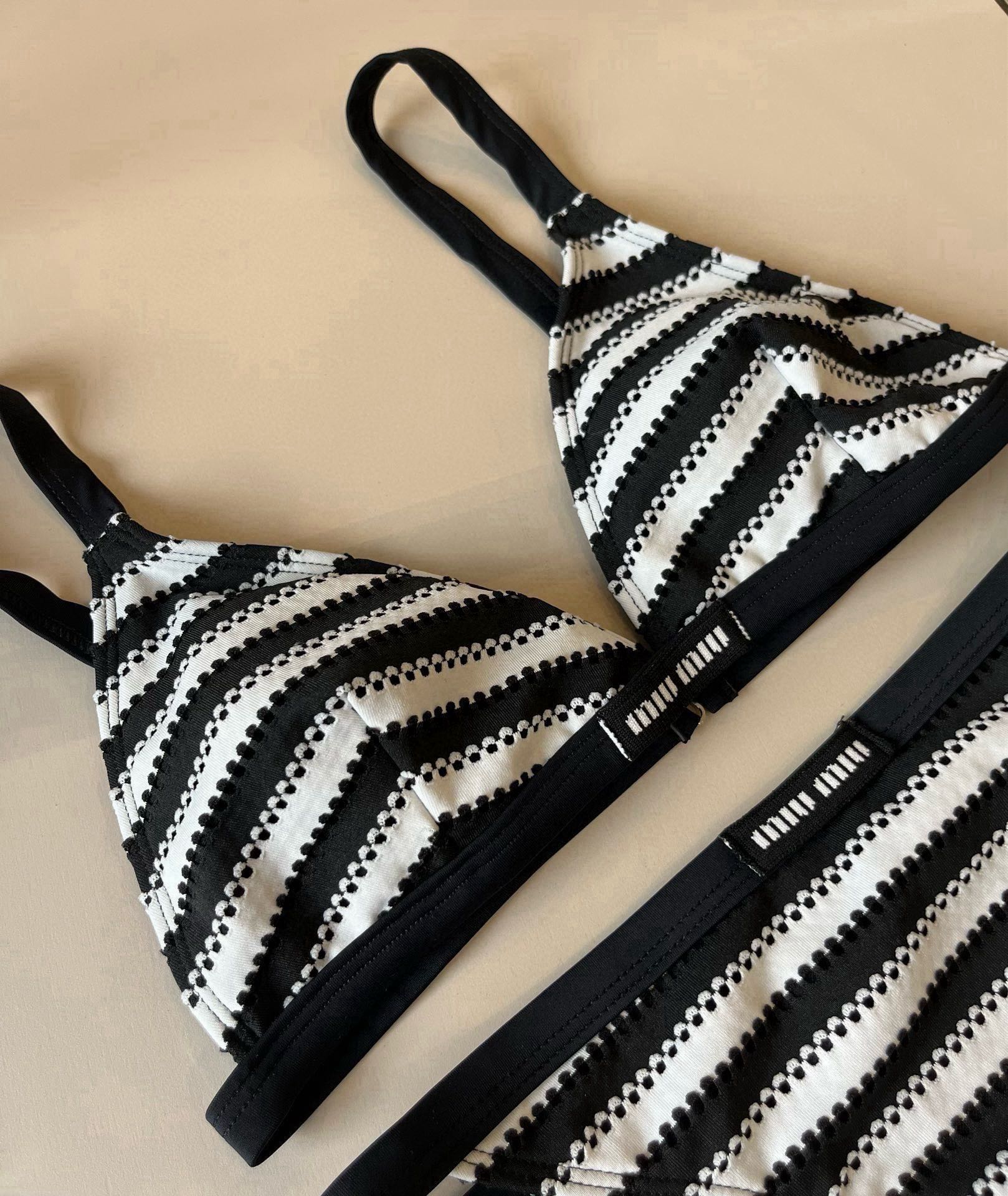 🆕
MiuMiu缪缪官方新款泳衣比基尼👙，高端定制，S M L XL