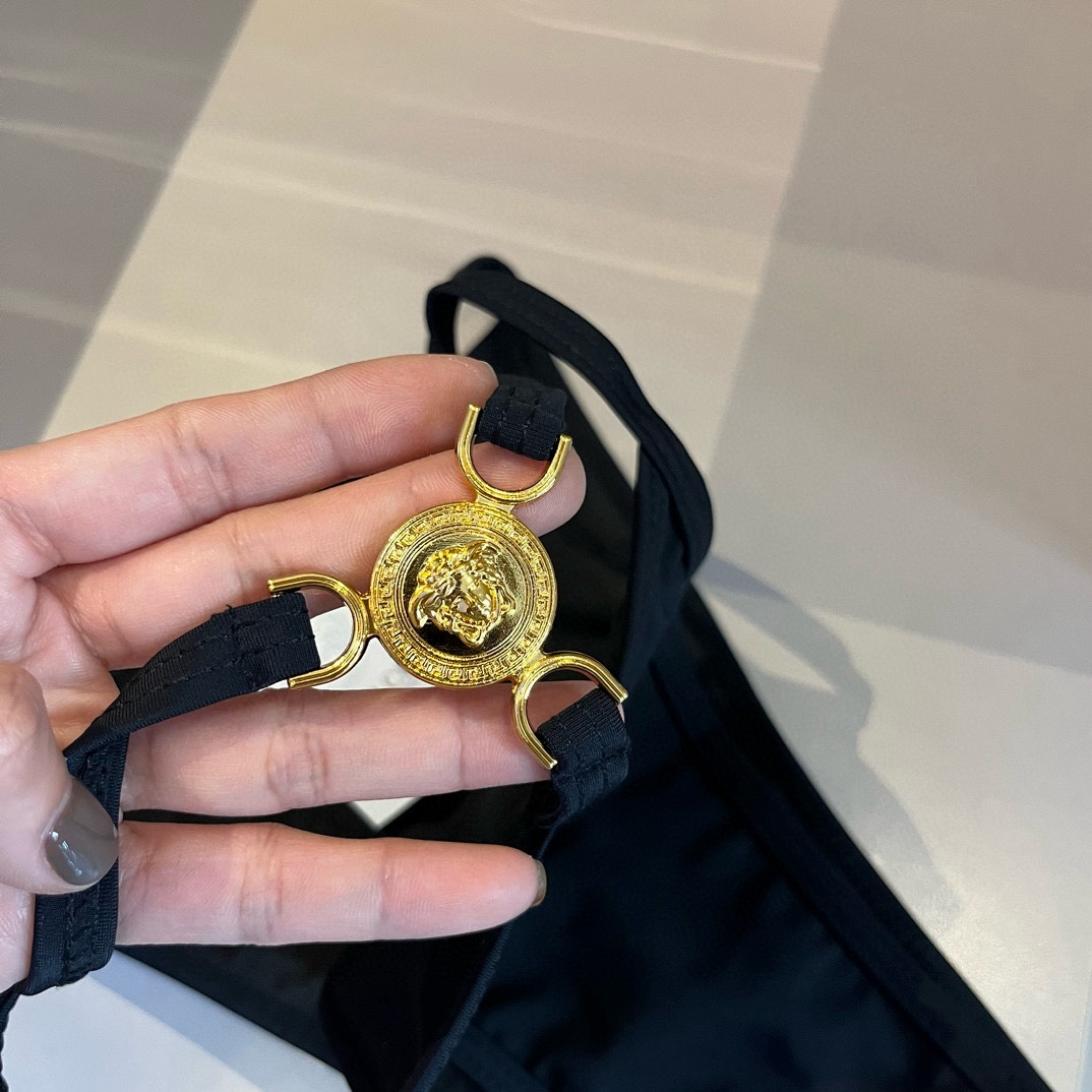 。
范思哲官方新款泳衣比基尼👙，高端定制，S M L XL