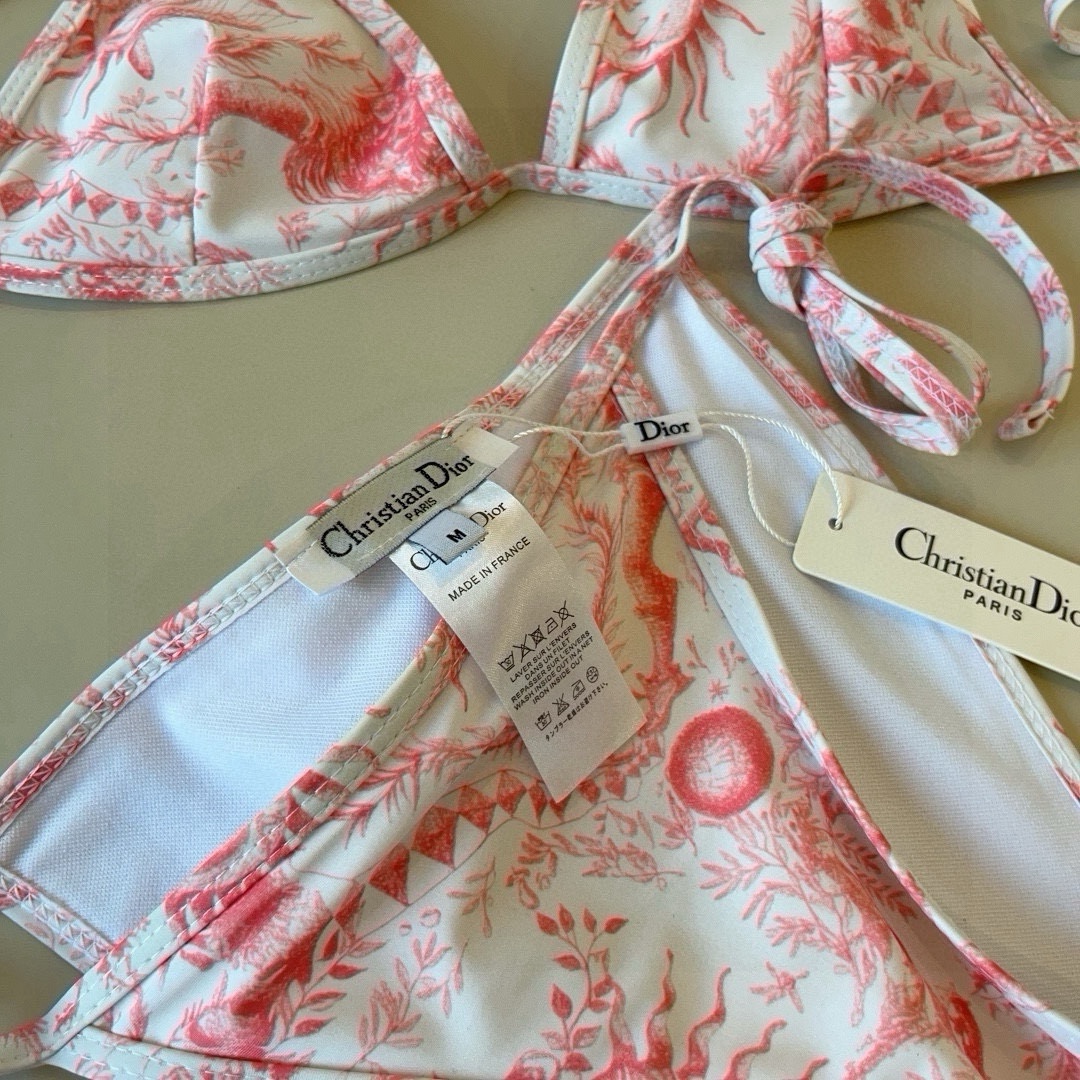 。
Dior迪奥 新款比基尼泳衣👙❤️😍🥰适合多种场景的游泳衣🏊‍♀️海边 游泳池 温泉 水上乐园 漂流