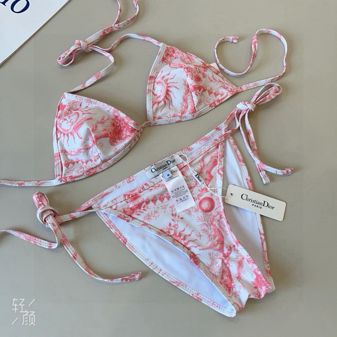 。
Dior迪奥 新款比基尼泳衣👙❤️😍🥰适合多种场景的游泳衣🏊‍♀️海边 游泳池 温泉 水上乐园 漂流