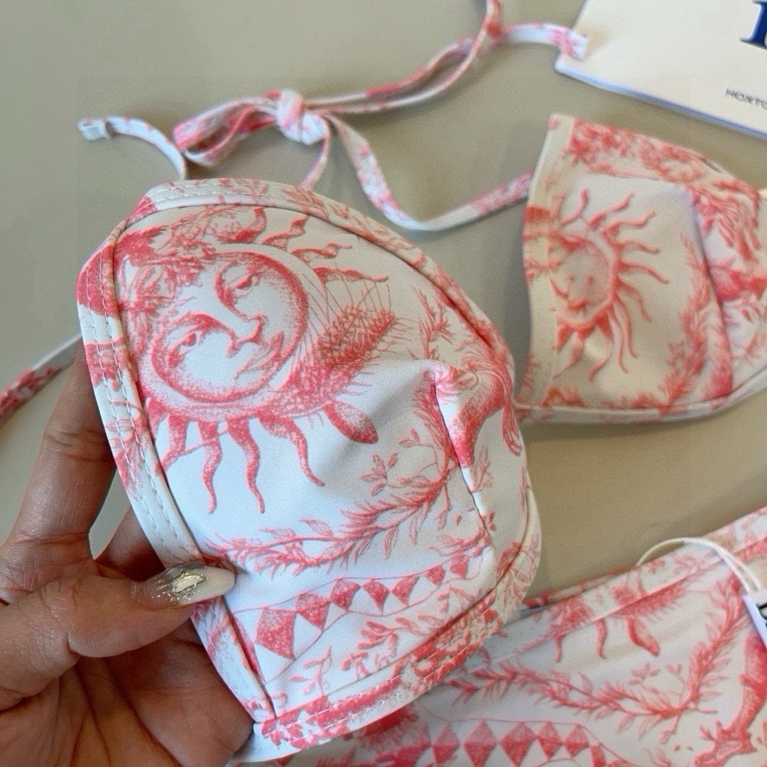。
Dior迪奥 新款比基尼泳衣👙❤️😍🥰适合多种场景的游泳衣🏊‍♀️海边 游泳池 温泉 水上乐园 漂流