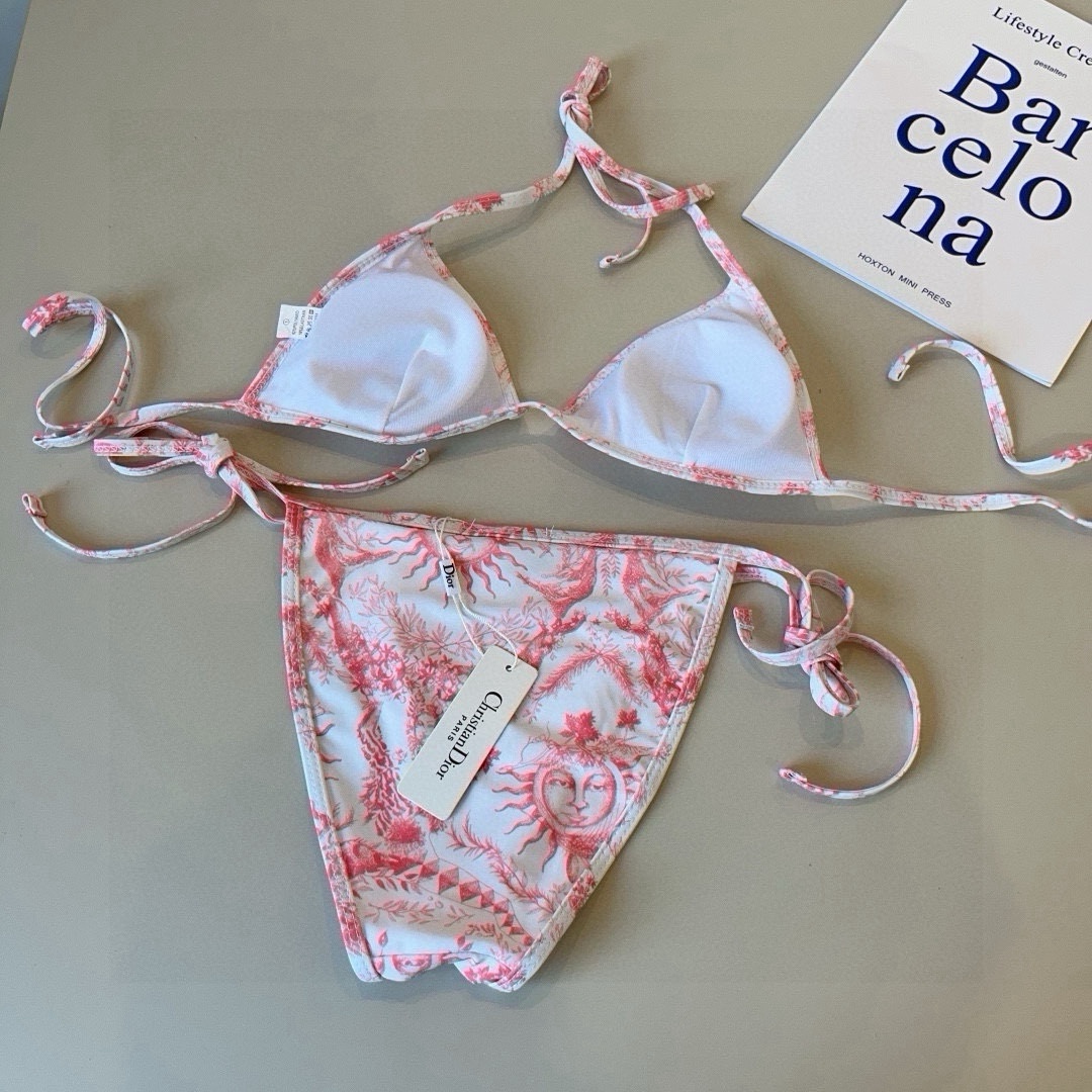 。
Dior迪奥 新款比基尼泳衣👙❤️😍🥰适合多种场景的游泳衣🏊‍♀️海边 游泳池 温泉 水上乐园 漂流