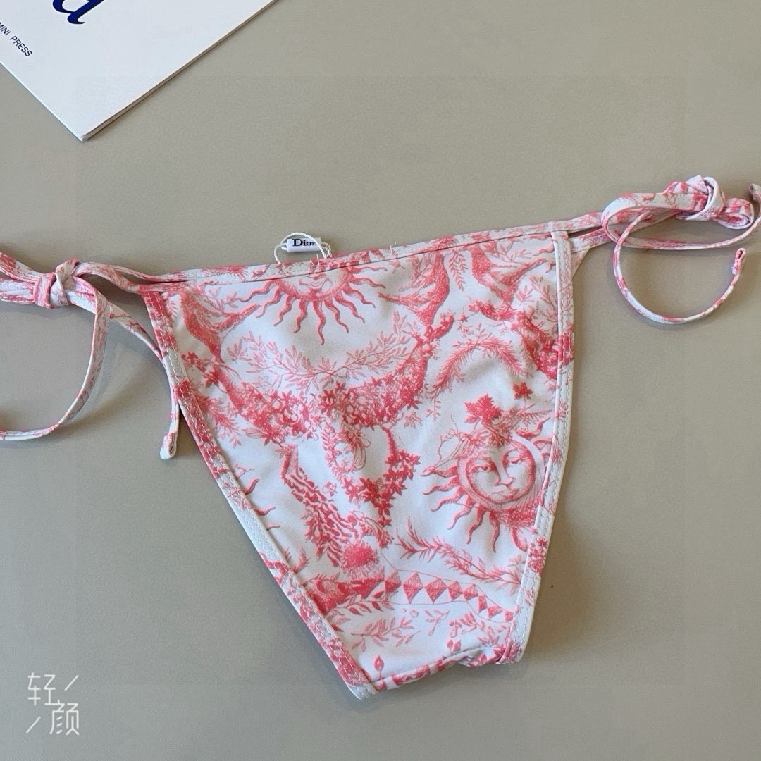 。
Dior迪奥 新款比基尼泳衣👙❤️😍🥰适合多种场景的游泳衣🏊‍♀️海边 游泳池 温泉 水上乐园 漂流