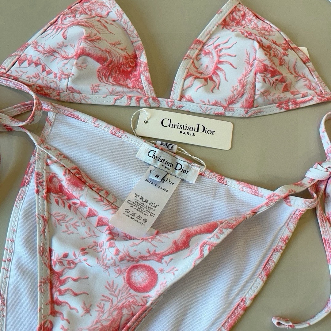 。
Dior迪奥 新款比基尼泳衣👙❤️😍🥰适合多种场景的游泳衣🏊‍♀️海边 游泳池 温泉 水上乐园 漂流