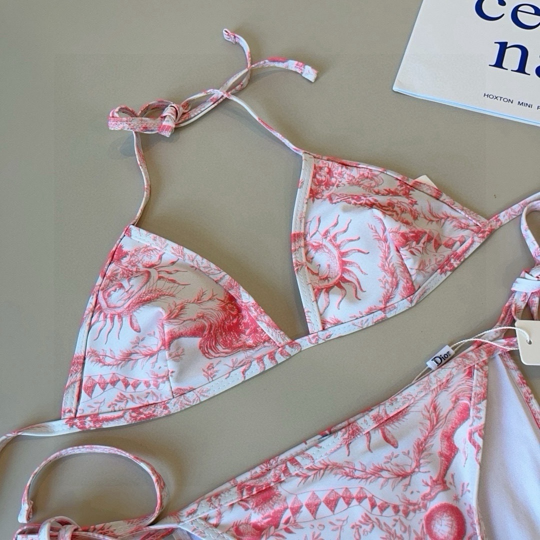 。
Dior迪奥 新款比基尼泳衣👙❤️😍🥰适合多种场景的游泳衣🏊‍♀️海边 游泳池 温泉 水上乐园 漂流