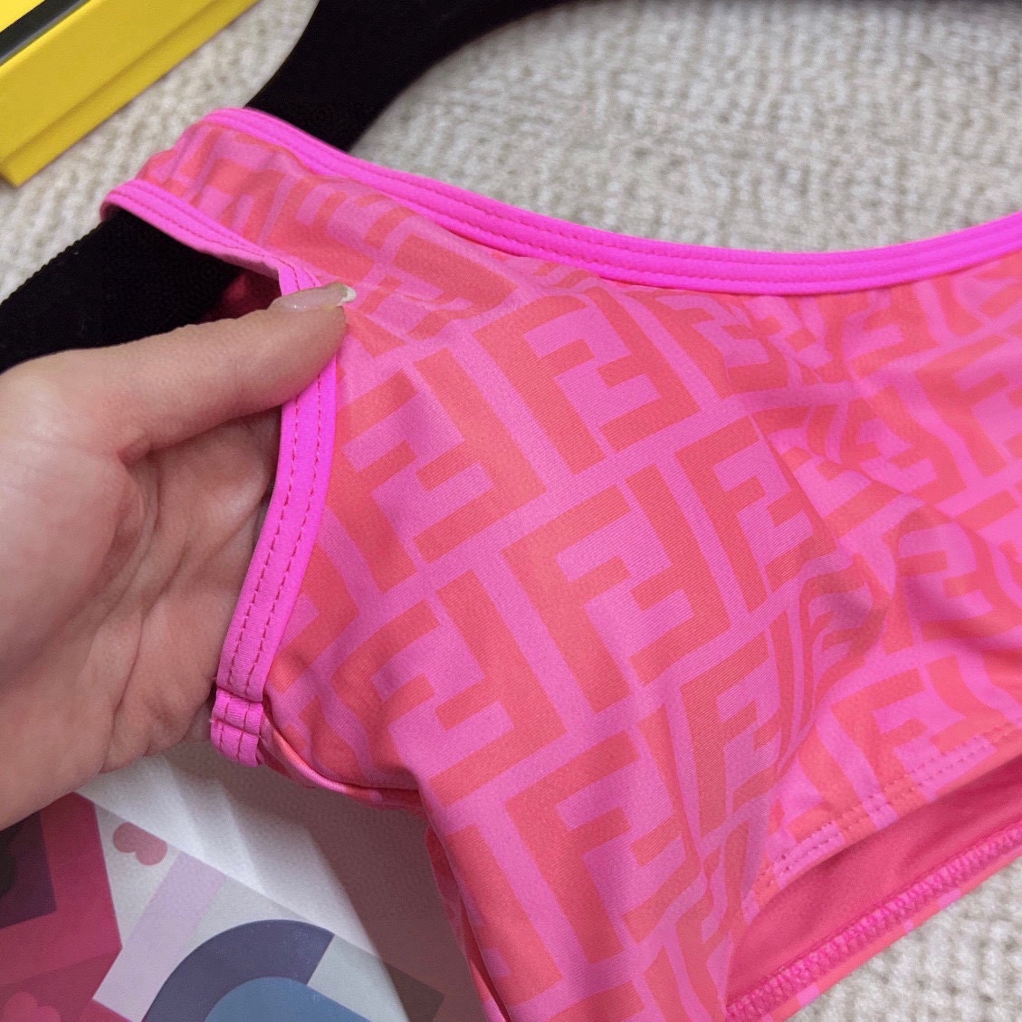 🆕
Fendi 芬迪新款连体式小心机泳衣👙大logo印花 ❤ 强烈推荐！超显气质
上身超A，又纯又欲🛍非