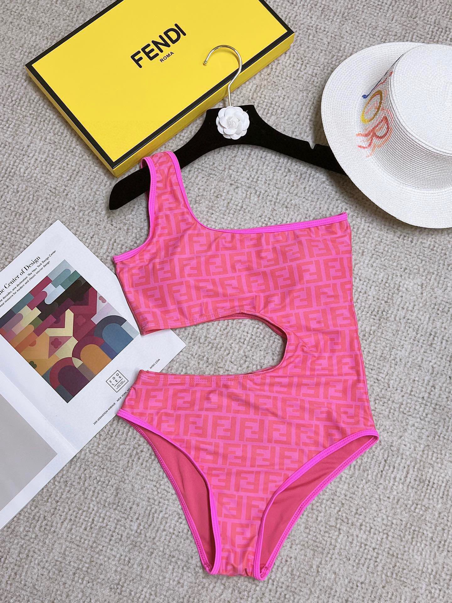 🆕
Fendi 芬迪新款连体式小心机泳衣👙大logo印花 ❤ 强烈推荐！超显气质
上身超A，又纯又欲🛍非