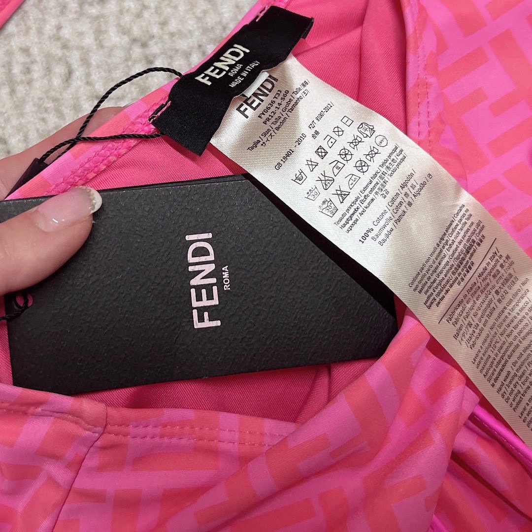 🆕
Fendi 芬迪新款连体式小心机泳衣👙大logo印花 ❤ 强烈推荐！超显气质
上身超A，又纯又欲🛍非