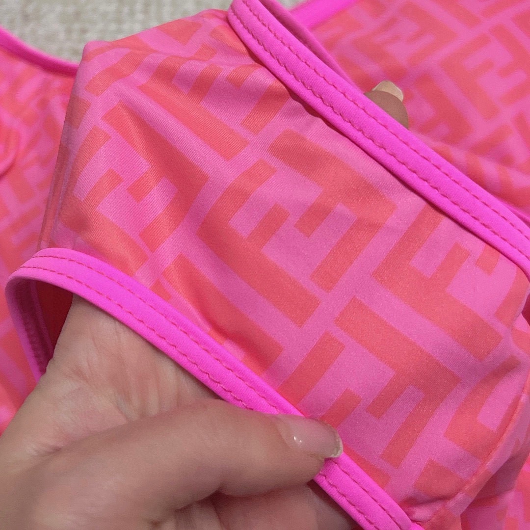 🆕
Fendi 芬迪新款连体式小心机泳衣👙大logo印花 ❤ 强烈推荐！超显气质
上身超A，又纯又欲🛍非