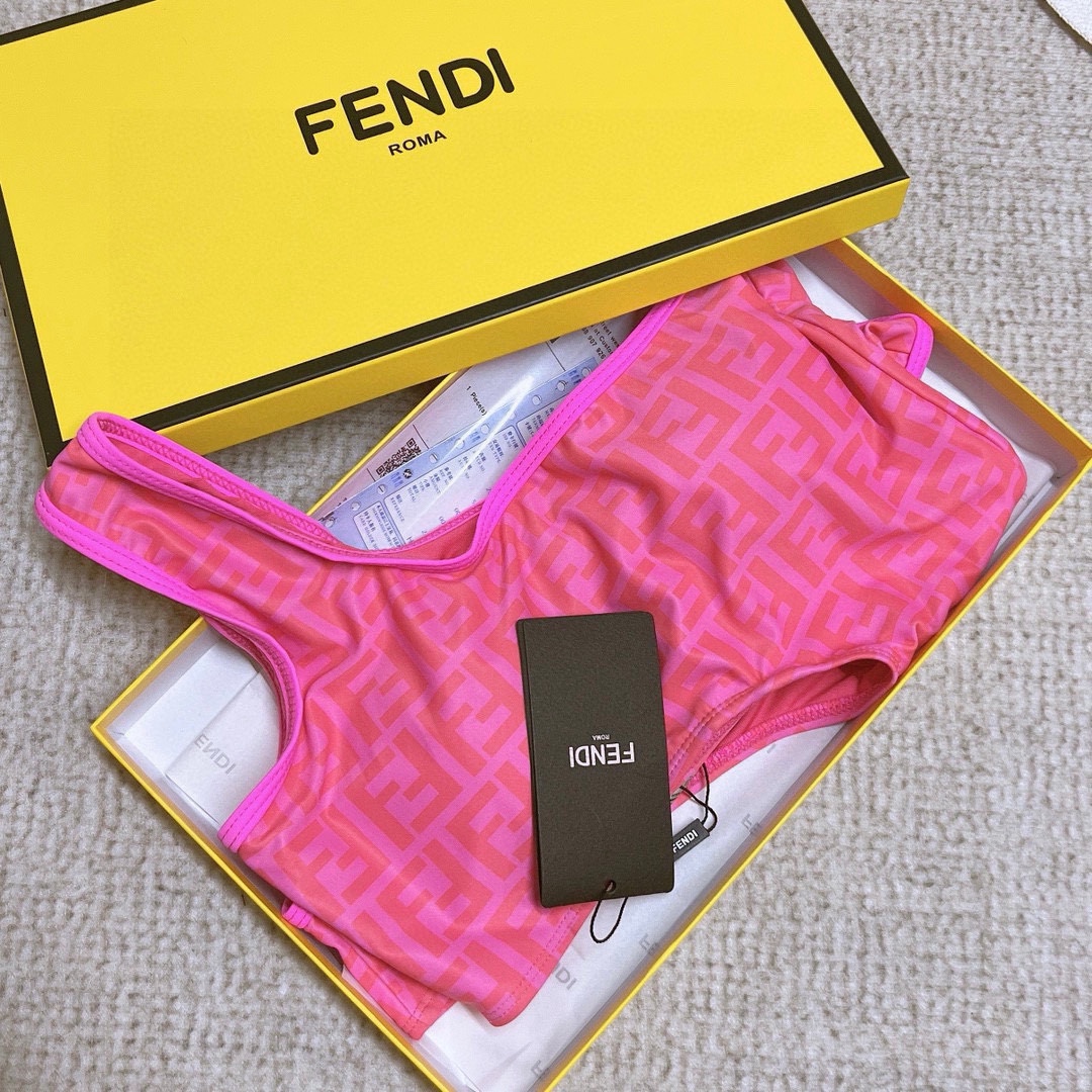 🆕
Fendi 芬迪新款连体式小心机泳衣👙大logo印花 ❤ 强烈推荐！超显气质
上身超A，又纯又欲🛍非