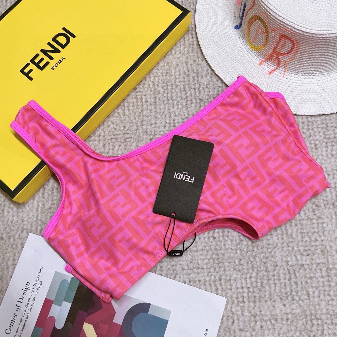 🆕
Fendi 芬迪新款连体式小心机泳衣👙大logo印花 ❤ 强烈推荐！超显气质
上身超A，又纯又欲🛍非