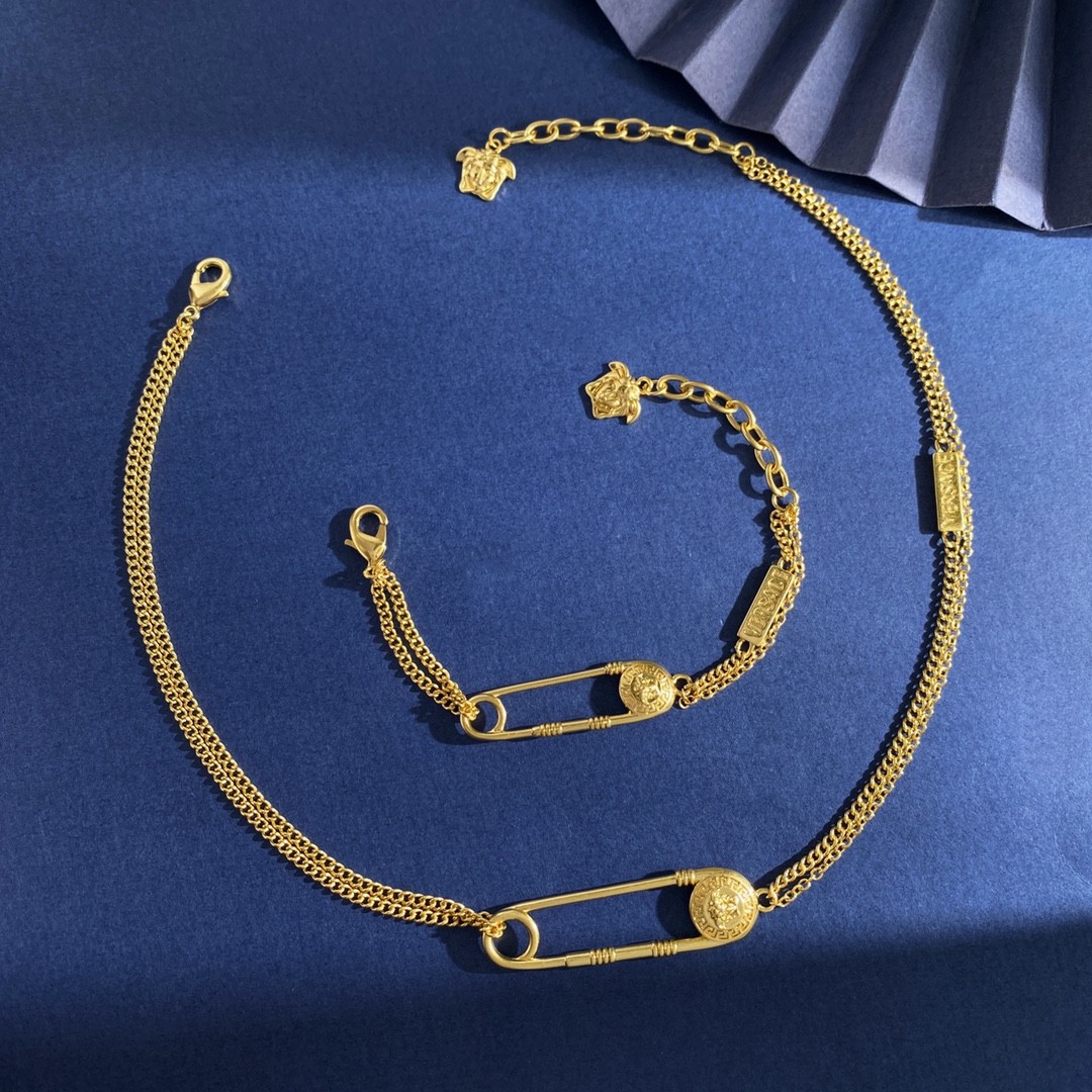Versace Medusa Design Bracelets and Necklaces with Brass and Copper Materials - 图片 1