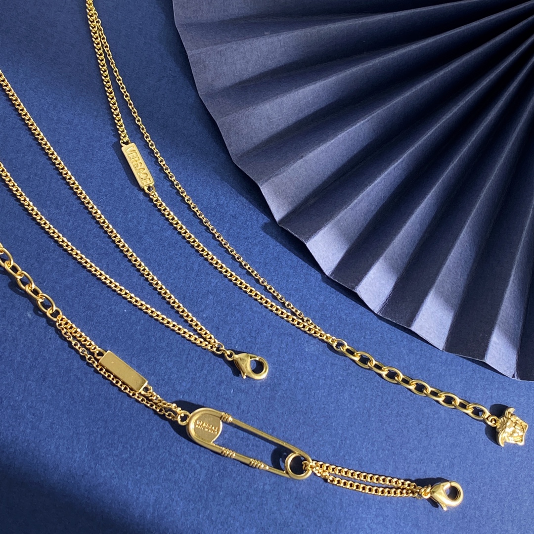 Versace Medusa Design Bracelets and Necklaces with Brass and Copper Materials - 图片 7