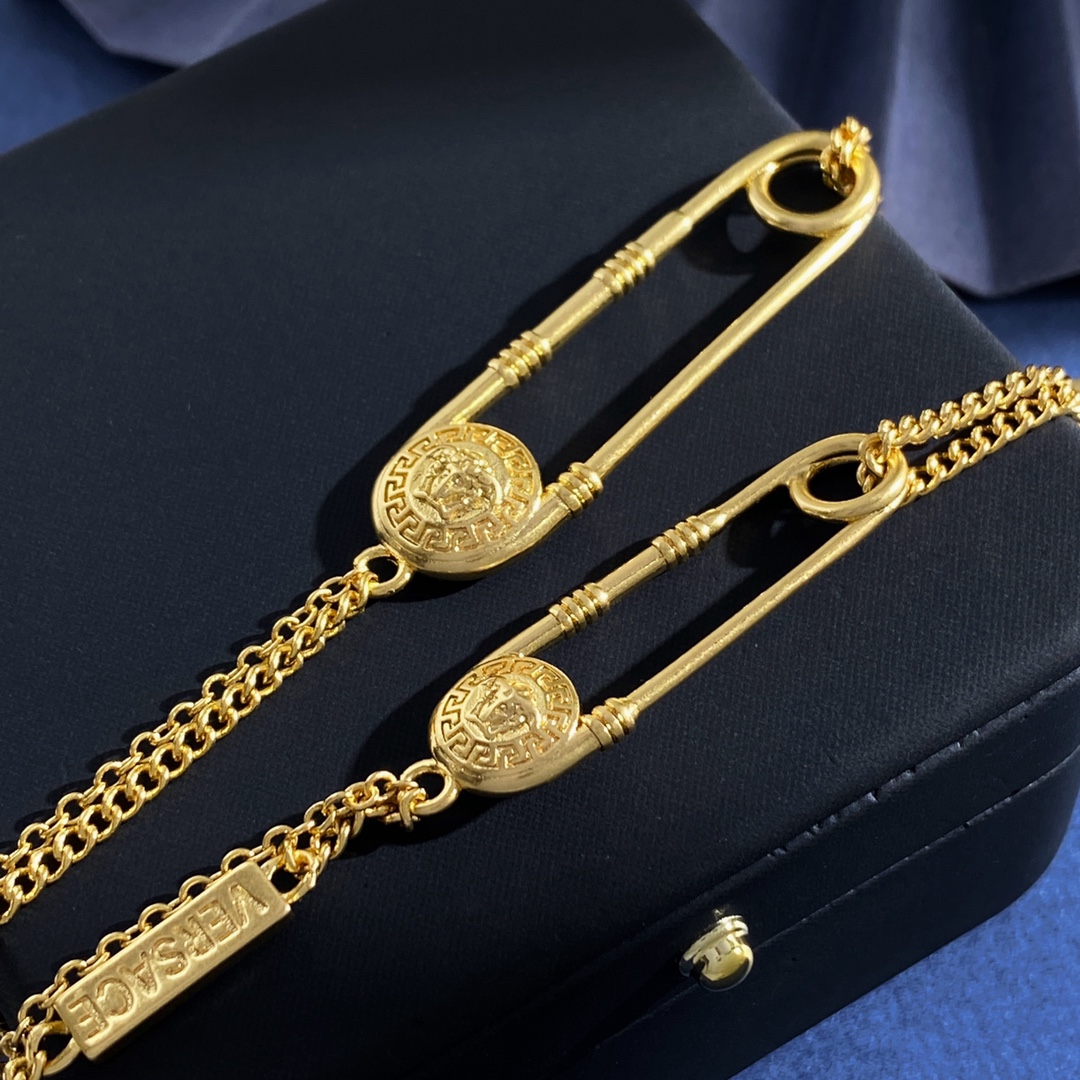 Versace Medusa Design Bracelets and Necklaces with Brass and Copper Materials - 图片 9