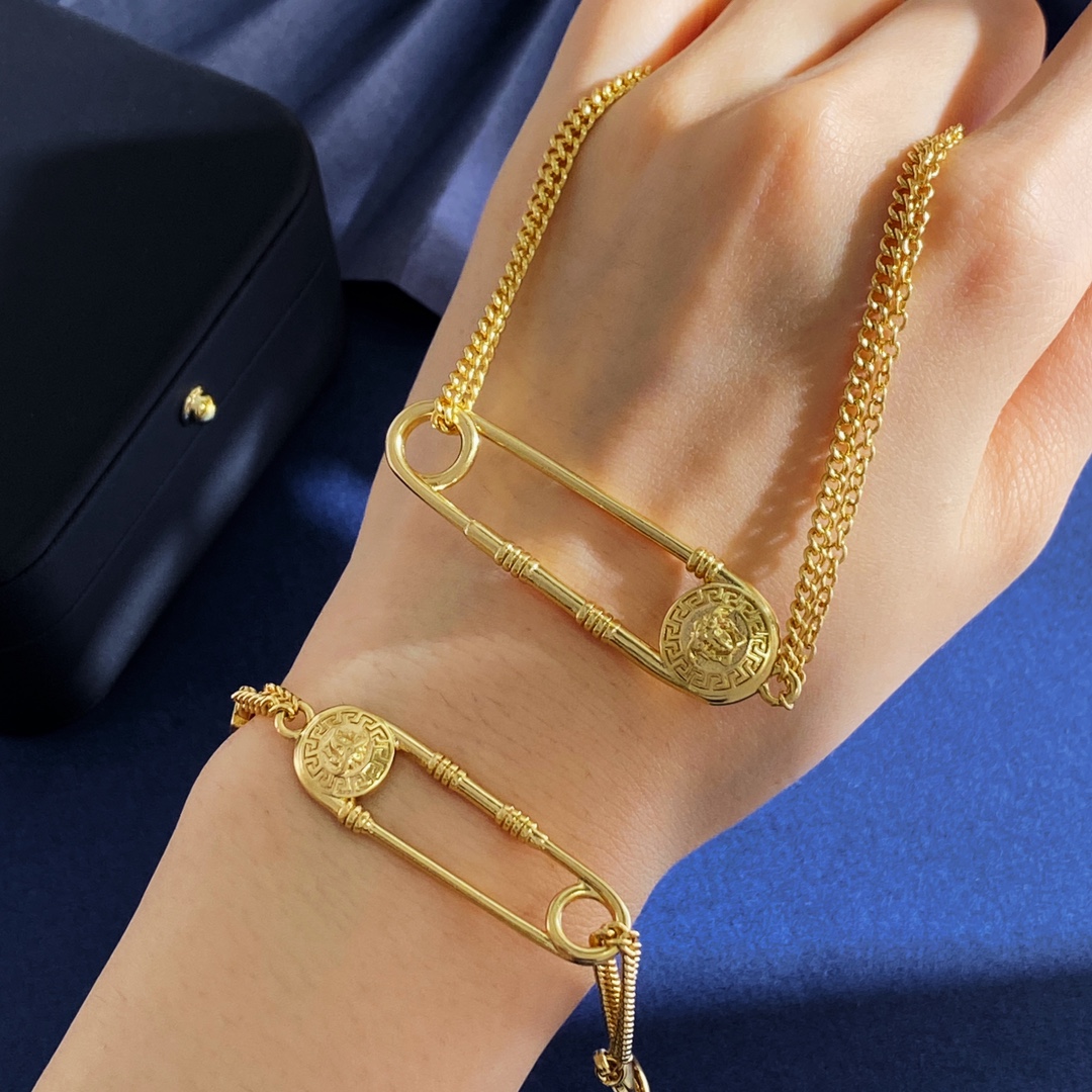 Versace Medusa Design Bracelets and Necklaces with Brass and Copper Materials - 图片 3