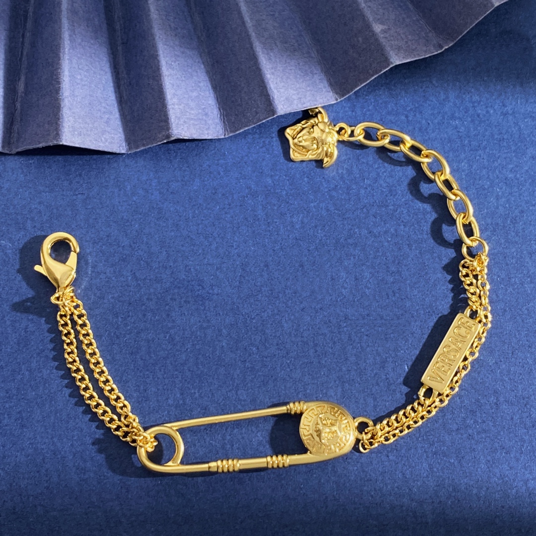 Versace Medusa Design Bracelets and Necklaces with Brass and Copper Materials - 图片 4