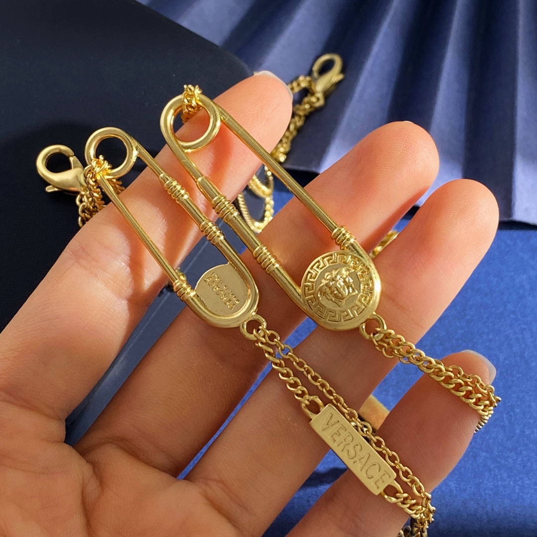 Versace Medusa Design Bracelets and Necklaces with Brass and Copper Materials - 图片 6