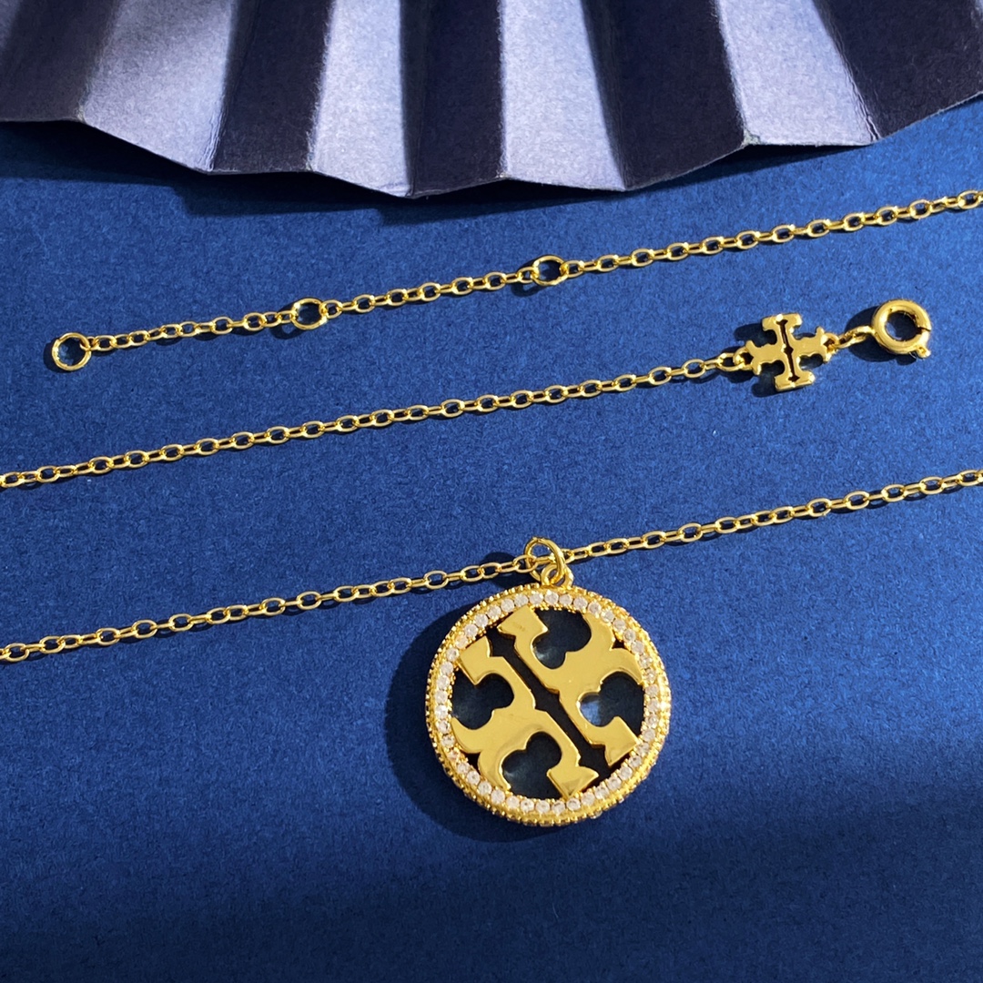Tory Burch Tory Burch托里伯奇欧美 高级感轻奢镶钻圆形镂空双T字母圆圈吊坠项链 黄铜材料 金色 重约8
