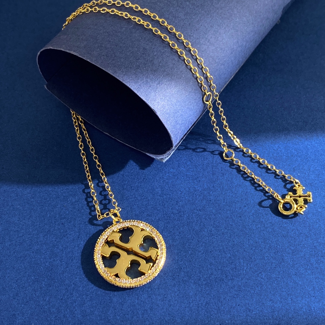Tory Burch Tory Burch托里伯奇欧美 高级感轻奢镶钻圆形镂空双T字母圆圈吊坠项链 黄铜材料 金色 重约8