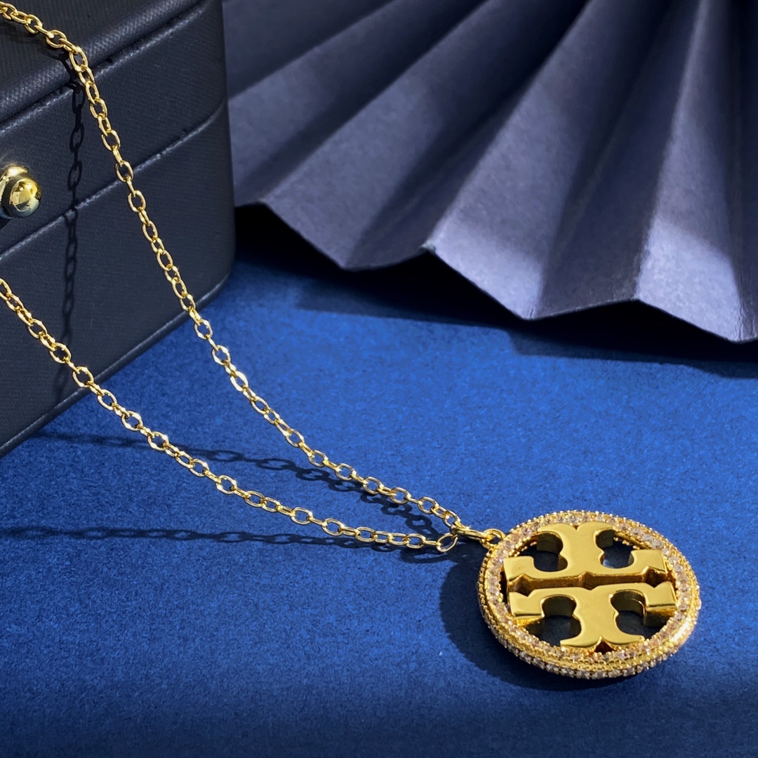 Tory Burch Tory Burch托里伯奇欧美 高级感轻奢镶钻圆形镂空双T字母圆圈吊坠项链 黄铜材料 金色 重约8