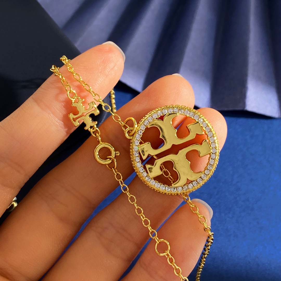 Tory Burch Tory Burch托里伯奇欧美 高级感轻奢镶钻圆形镂空双T字母圆圈吊坠项链 黄铜材料 金色 重约8