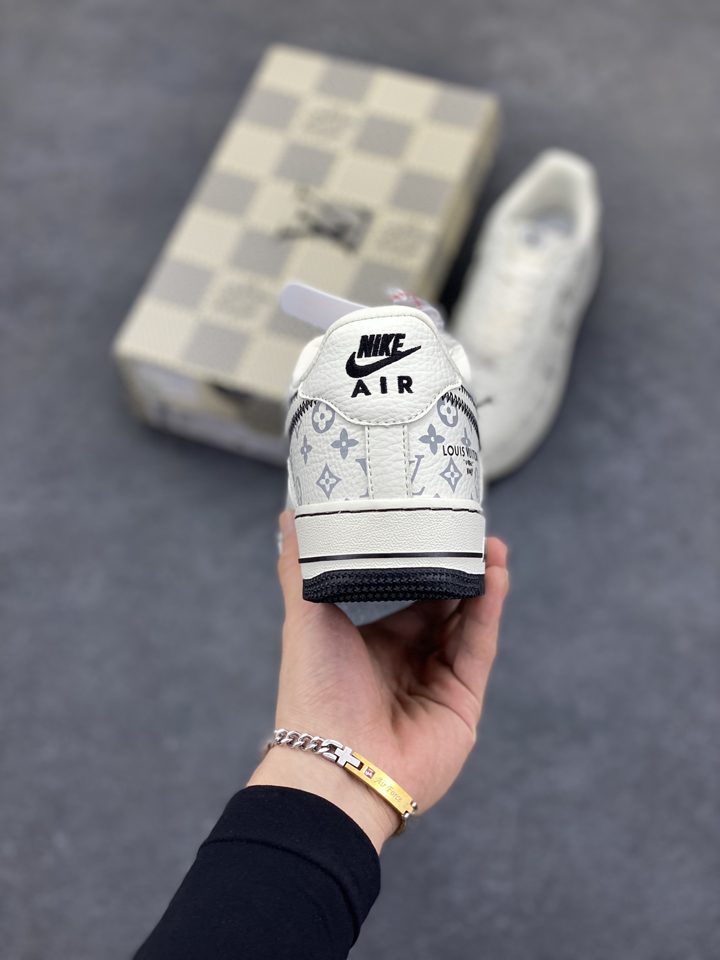 图片[4]-NIke Air Force 1 \’07 Low LV联名–米白黑线 空军一号低帮 运动鞋 休闲鞋 折边针车 夜光效果 工艺难度大 原楦头原纸板 原装鞋盒 原厂鞋底 超高清洁度 细节完美 货号：SC0601-557 尺码：36 36.5 37.5 38 38.5 39 40 40.5 41 42 42.5 43 44 44.5 45-选品中心