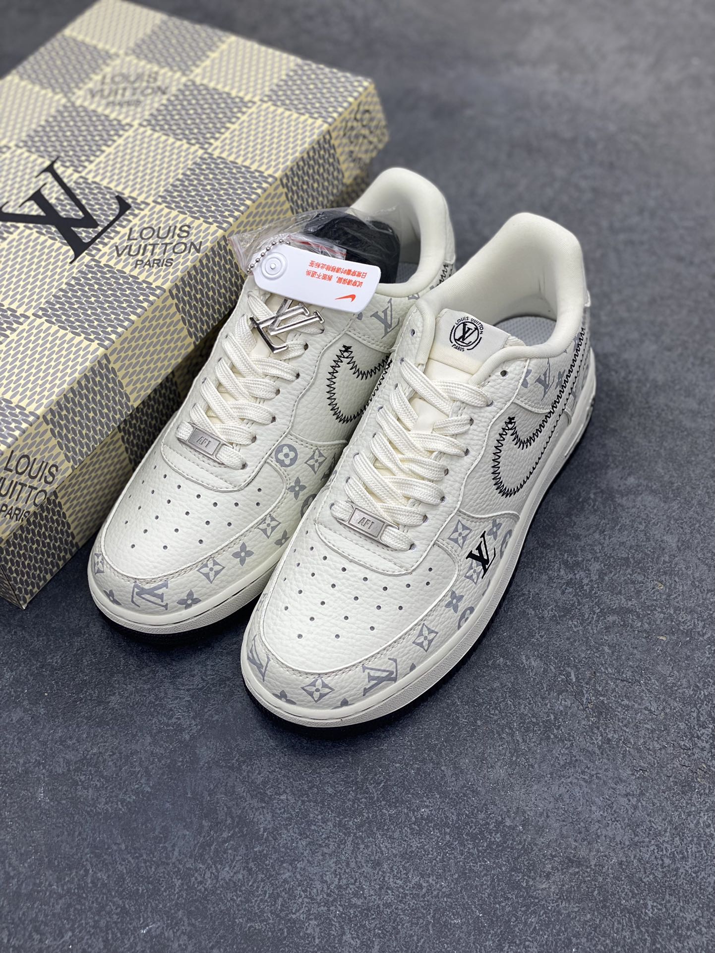 图片[8]-NIke Air Force 1 \’07 Low LV联名–米白黑线 空军一号低帮 运动鞋 休闲鞋 折边针车 夜光效果 工艺难度大 原楦头原纸板 原装鞋盒 原厂鞋底 超高清洁度 细节完美 货号：SC0601-557 尺码：36 36.5 37.5 38 38.5 39 40 40.5 41 42 42.5 43 44 44.5 45-选品中心