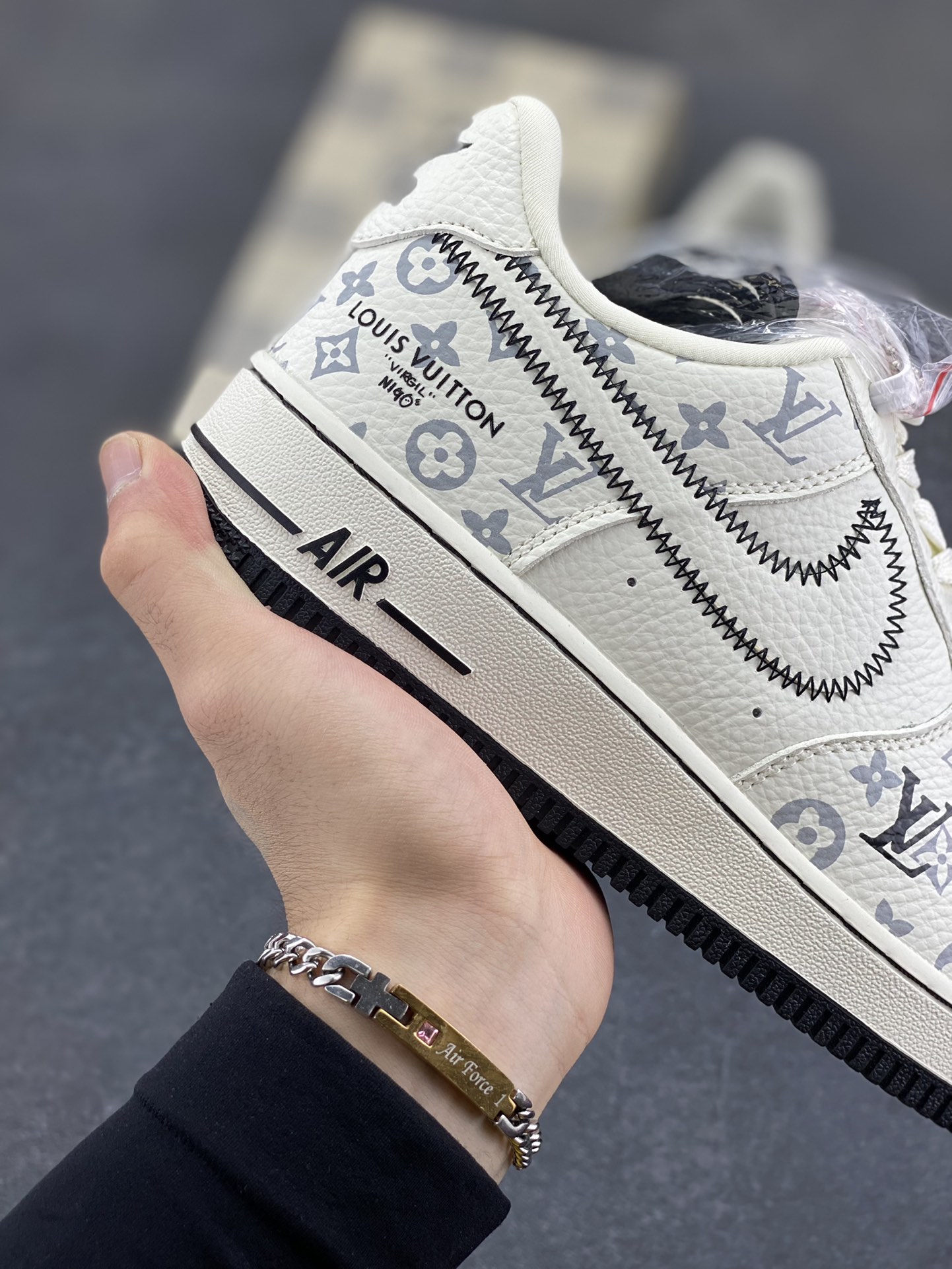 图片[6]-NIke Air Force 1 \’07 Low LV联名–米白黑线 空军一号低帮 运动鞋 休闲鞋 折边针车 夜光效果 工艺难度大 原楦头原纸板 原装鞋盒 原厂鞋底 超高清洁度 细节完美 货号：SC0601-557 尺码：36 36.5 37.5 38 38.5 39 40 40.5 41 42 42.5 43 44 44.5 45-选品中心