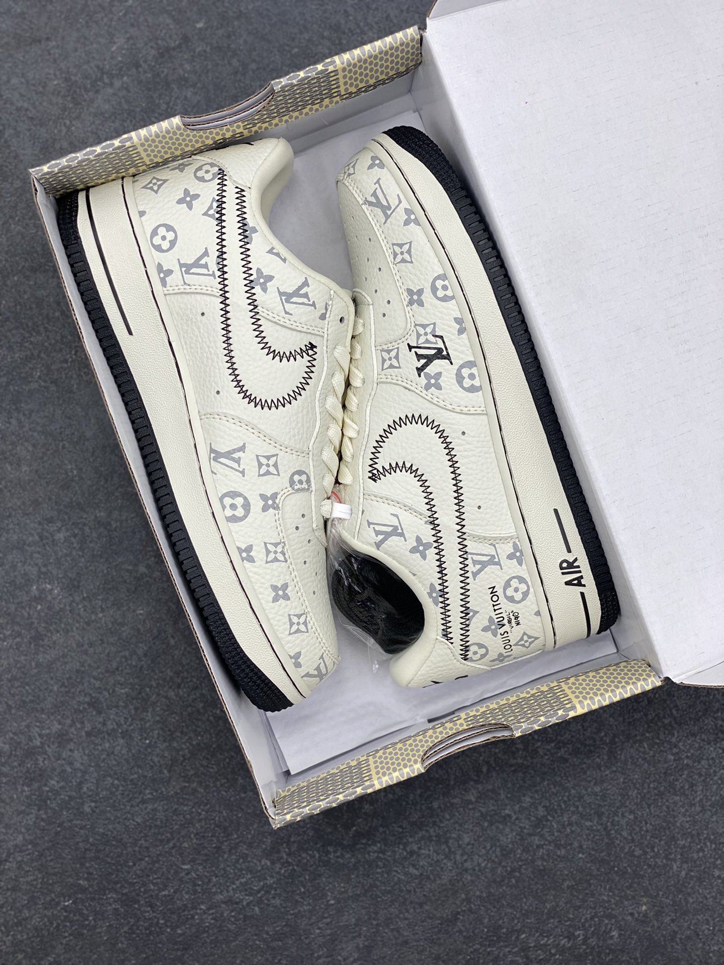 图片[9]-NIke Air Force 1 \’07 Low LV联名–米白黑线 空军一号低帮 运动鞋 休闲鞋 折边针车 夜光效果 工艺难度大 原楦头原纸板 原装鞋盒 原厂鞋底 超高清洁度 细节完美 货号：SC0601-557 尺码：36 36.5 37.5 38 38.5 39 40 40.5 41 42 42.5 43 44 44.5 45-选品中心