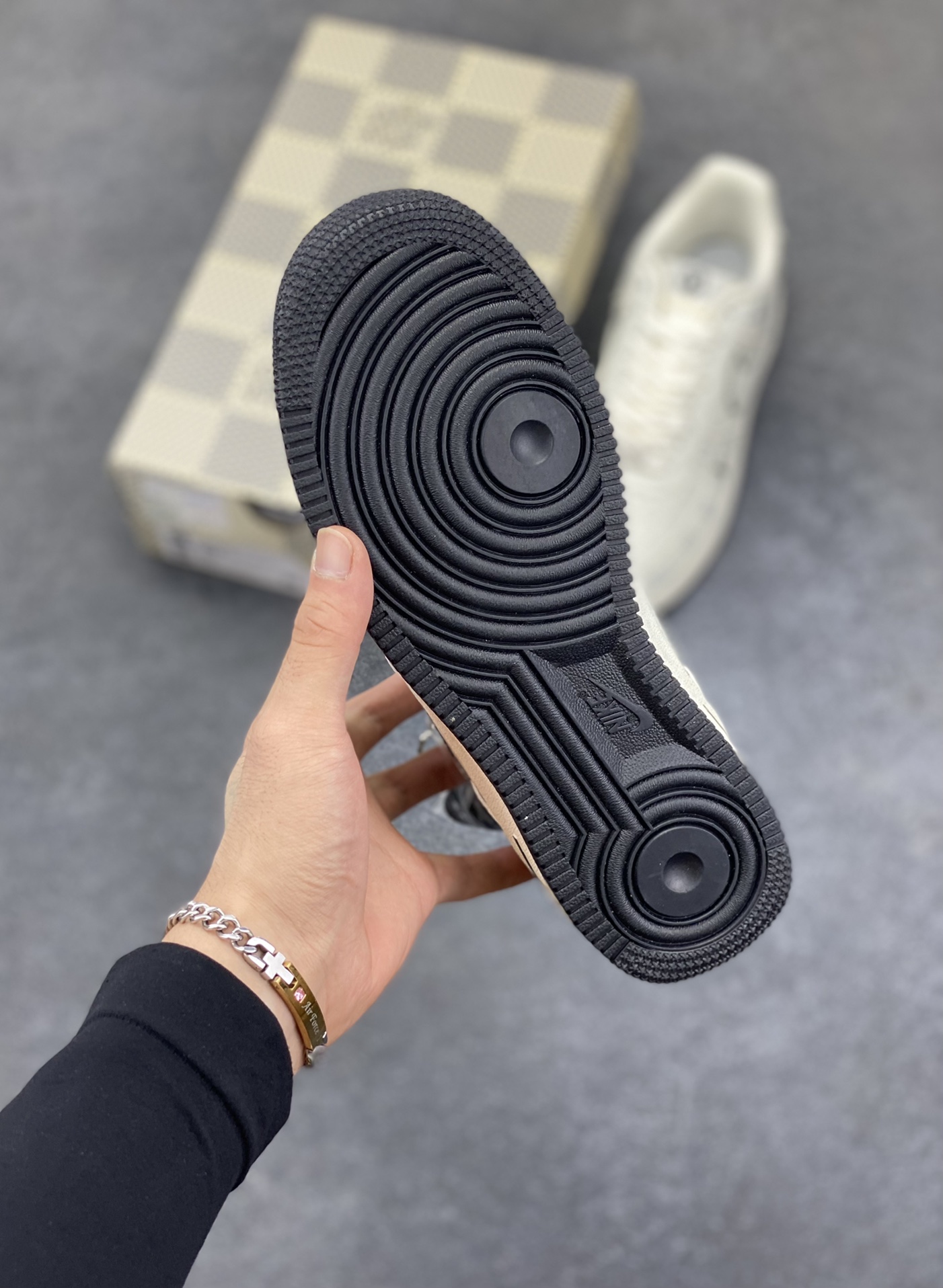 图片[5]-NIke Air Force 1 \’07 Low LV联名–米白黑线 空军一号低帮 运动鞋 休闲鞋 折边针车 夜光效果 工艺难度大 原楦头原纸板 原装鞋盒 原厂鞋底 超高清洁度 细节完美 货号：SC0601-557 尺码：36 36.5 37.5 38 38.5 39 40 40.5 41 42 42.5 43 44 44.5 45-选品中心