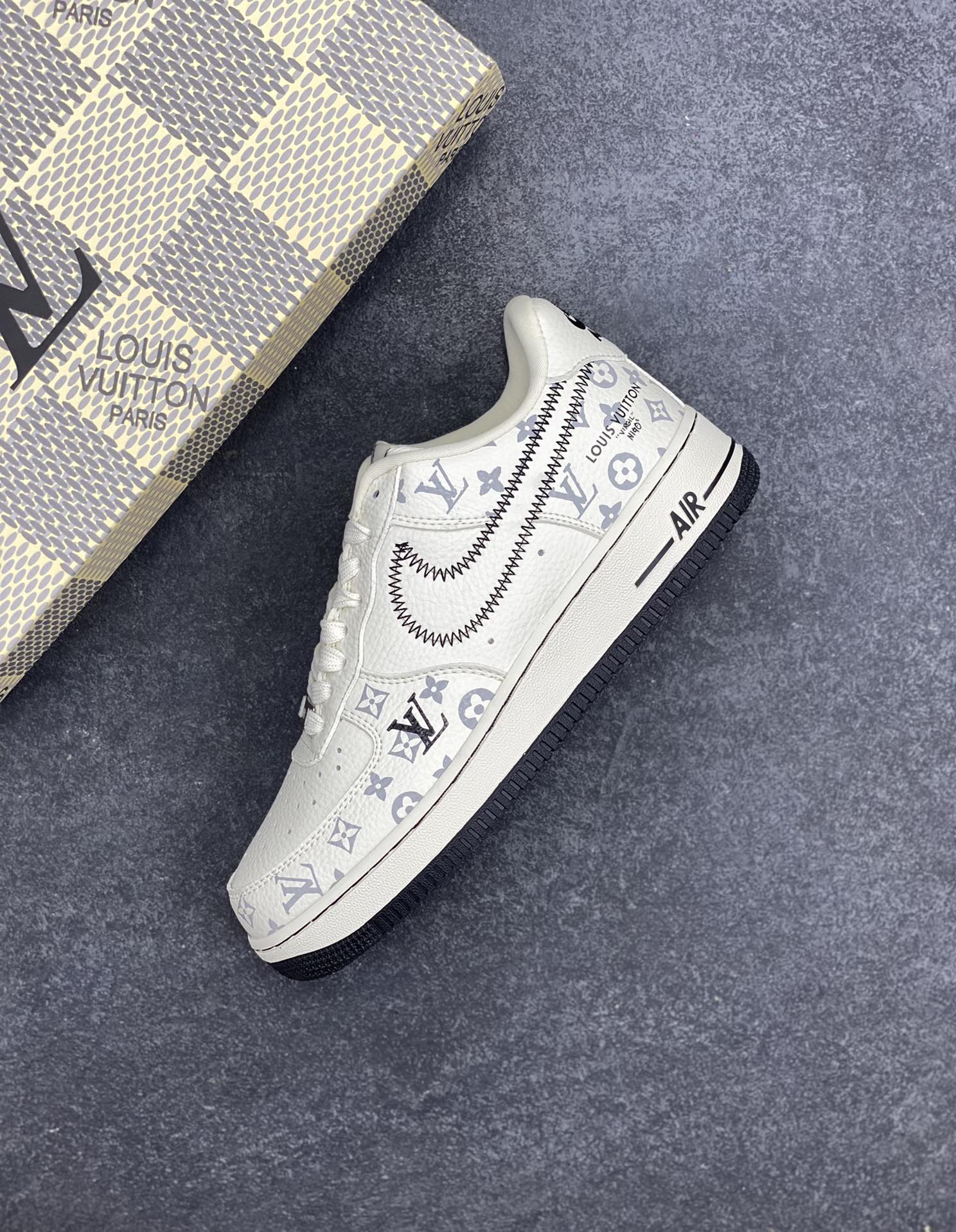 图片[7]-NIke Air Force 1 \’07 Low LV联名–米白黑线 空军一号低帮 运动鞋 休闲鞋 折边针车 夜光效果 工艺难度大 原楦头原纸板 原装鞋盒 原厂鞋底 超高清洁度 细节完美 货号：SC0601-557 尺码：36 36.5 37.5 38 38.5 39 40 40.5 41 42 42.5 43 44 44.5 45-选品中心