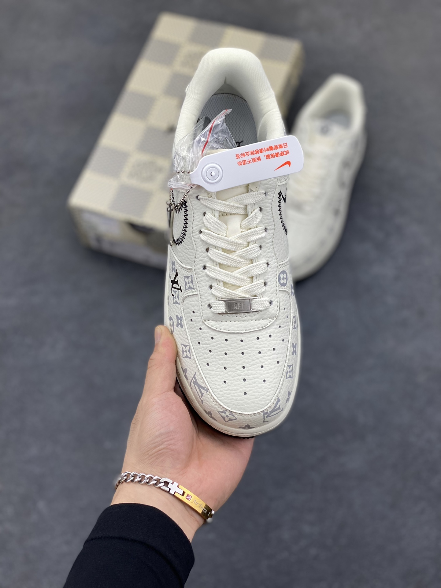 图片[2]-NIke Air Force 1 \’07 Low LV联名–米白黑线 空军一号低帮 运动鞋 休闲鞋 折边针车 夜光效果 工艺难度大 原楦头原纸板 原装鞋盒 原厂鞋底 超高清洁度 细节完美 货号：SC0601-557 尺码：36 36.5 37.5 38 38.5 39 40 40.5 41 42 42.5 43 44 44.5 45-选品中心